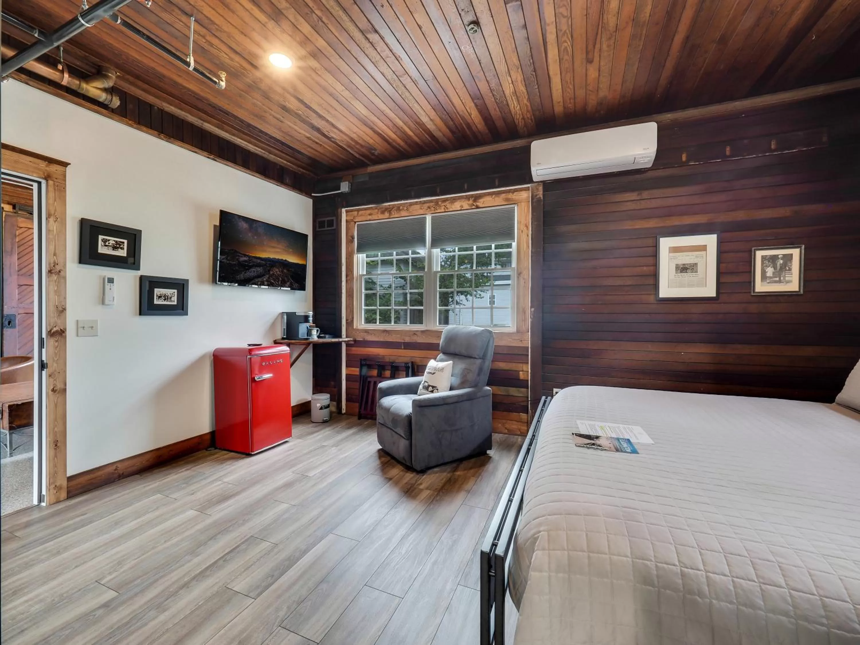Seating area, Bed in Cartier Mansion