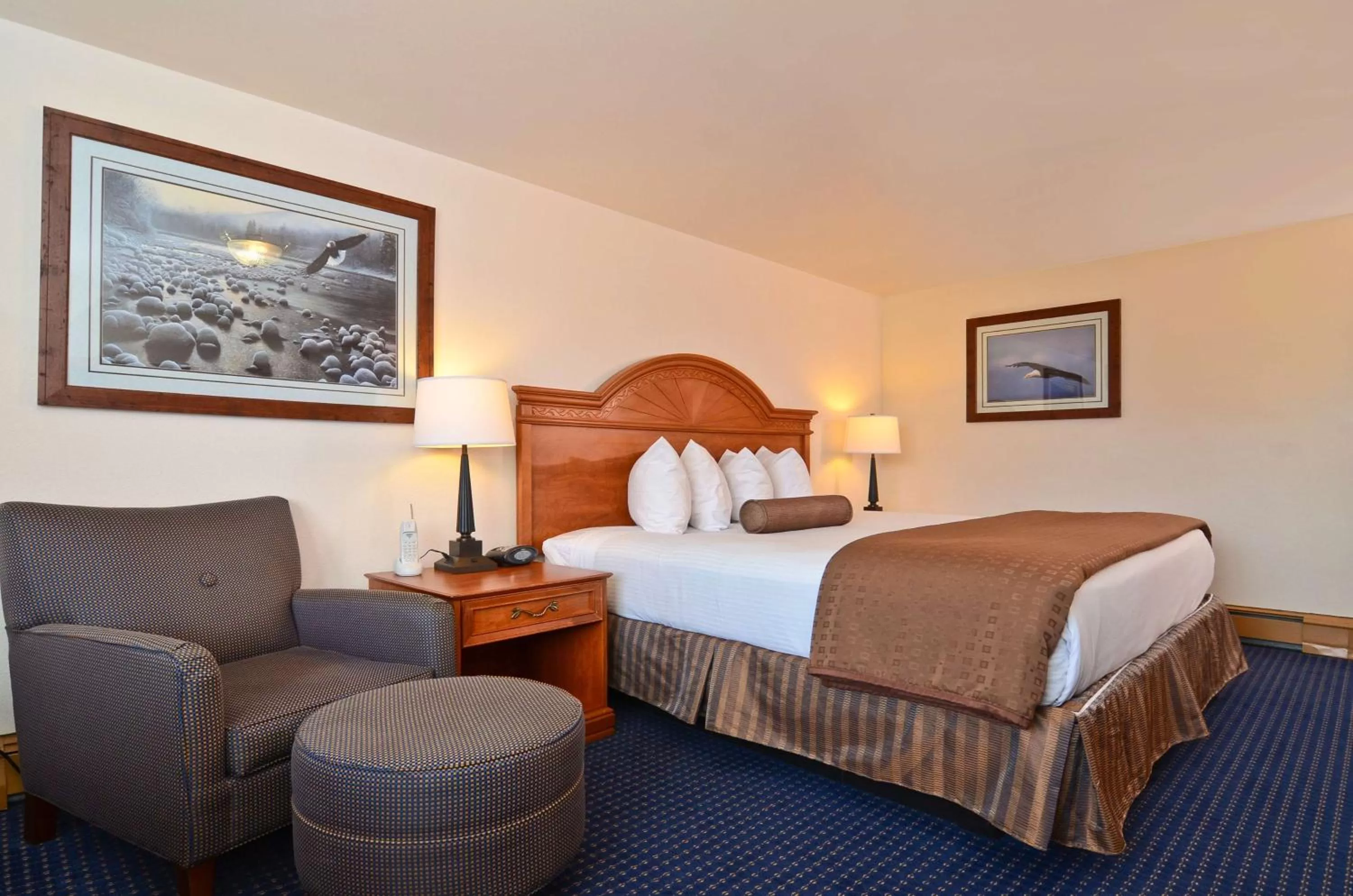 Photo of the whole room, Bed in Best Western Valdez Harbor Inn