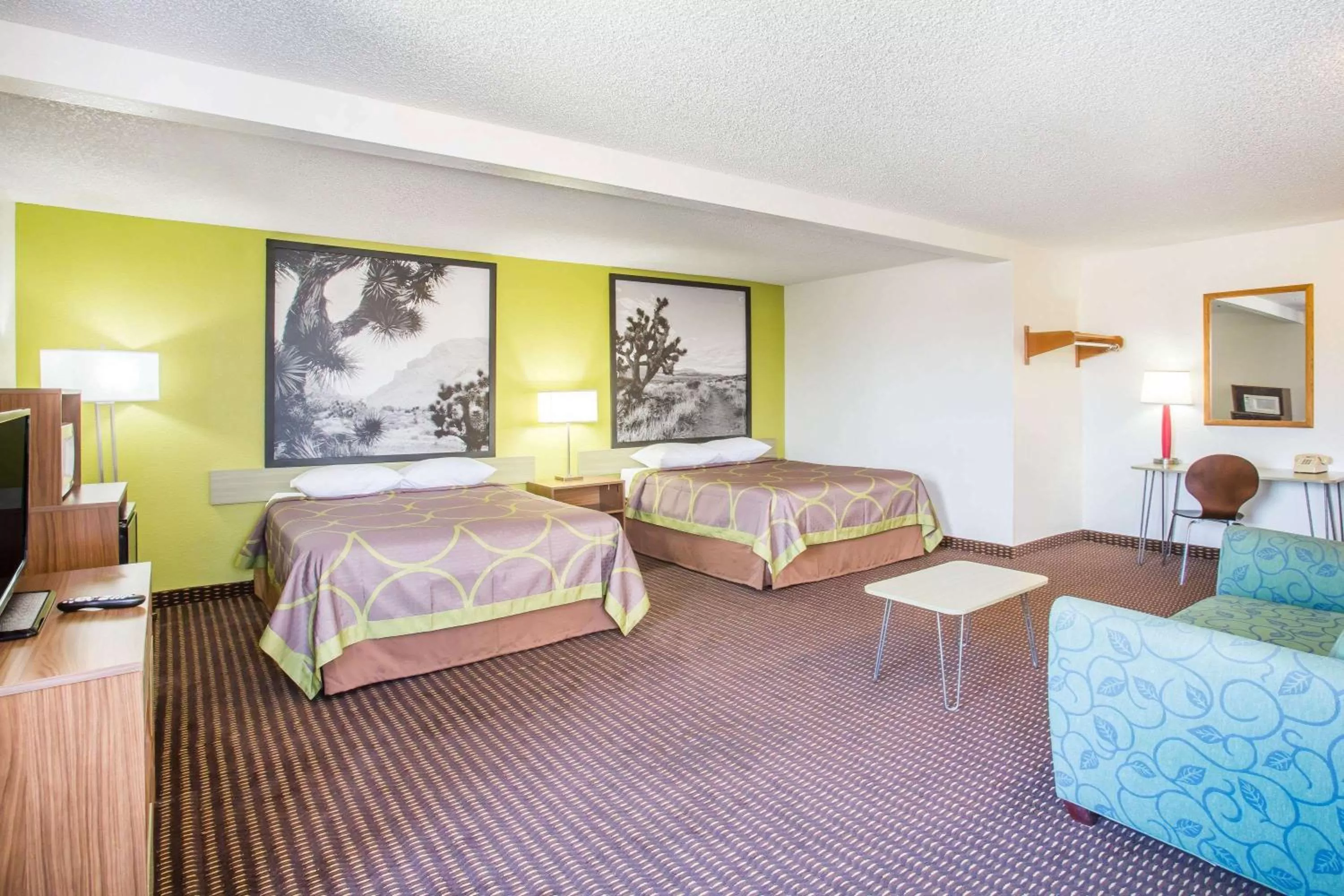 Photo of the whole room, Bed in Super 8 by Wyndham Kingman