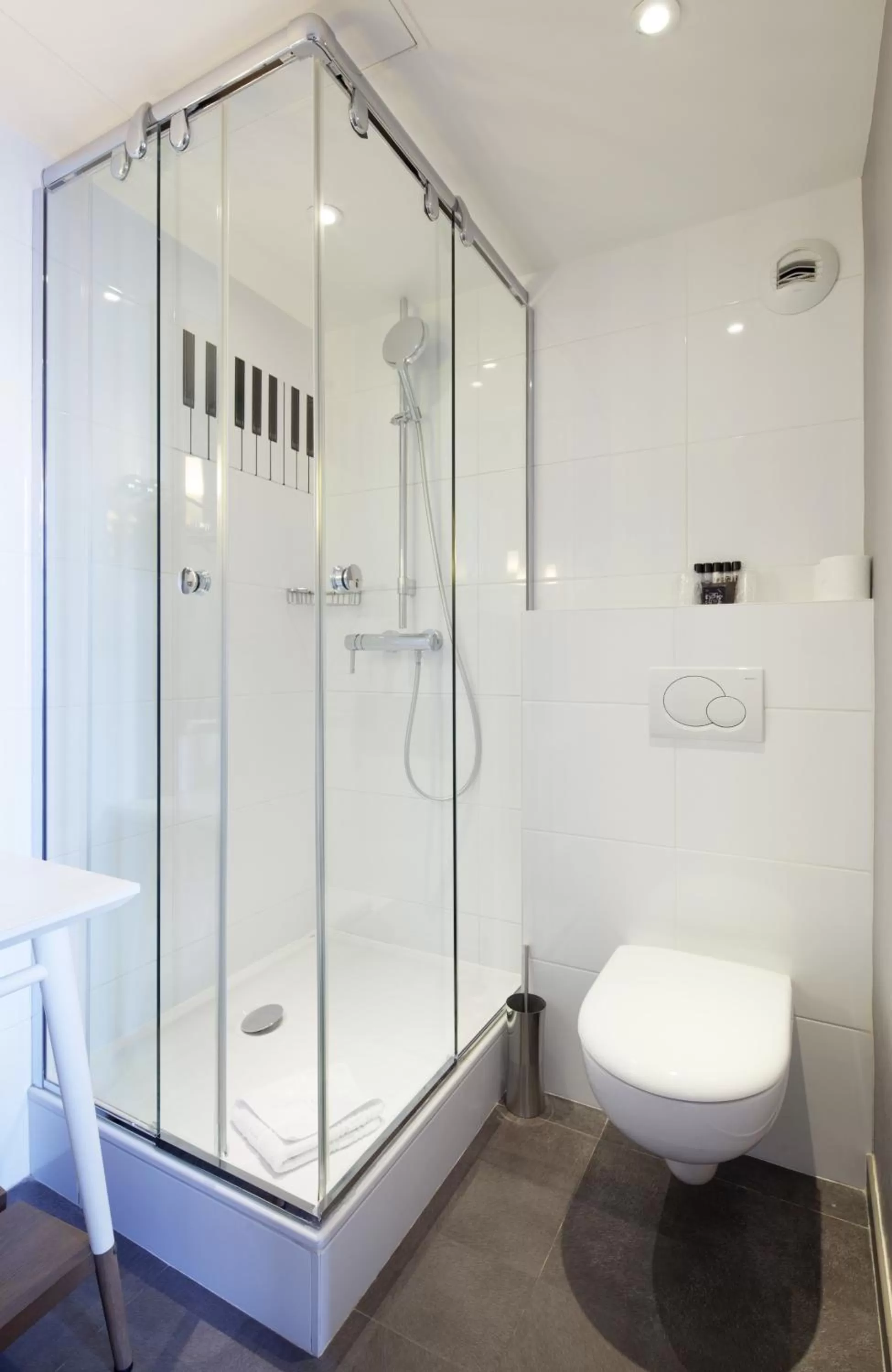 Bathroom in Hôtel du Triangle d'Or