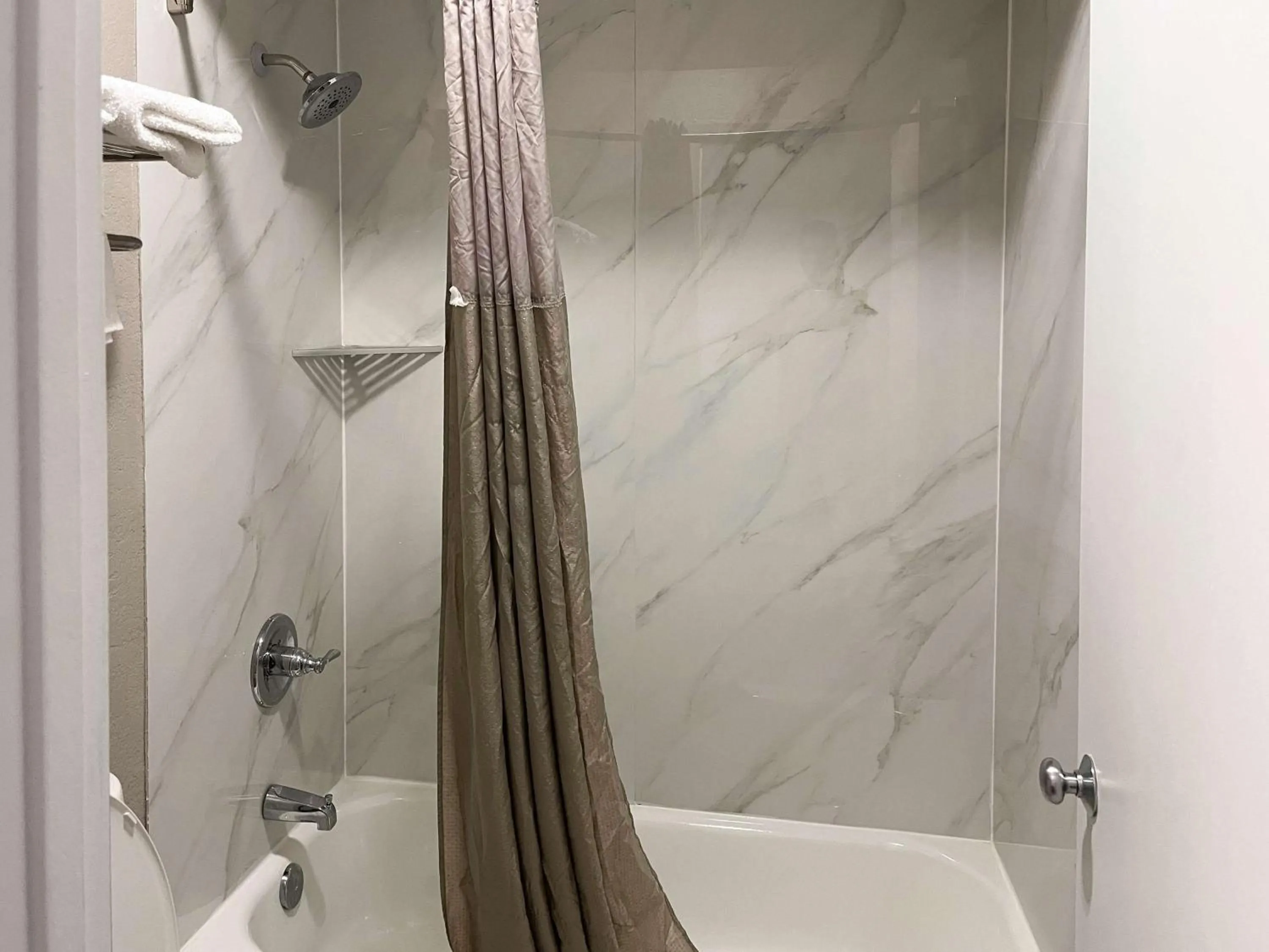 Bathroom in Motel 6 Baton Rouge Southeast