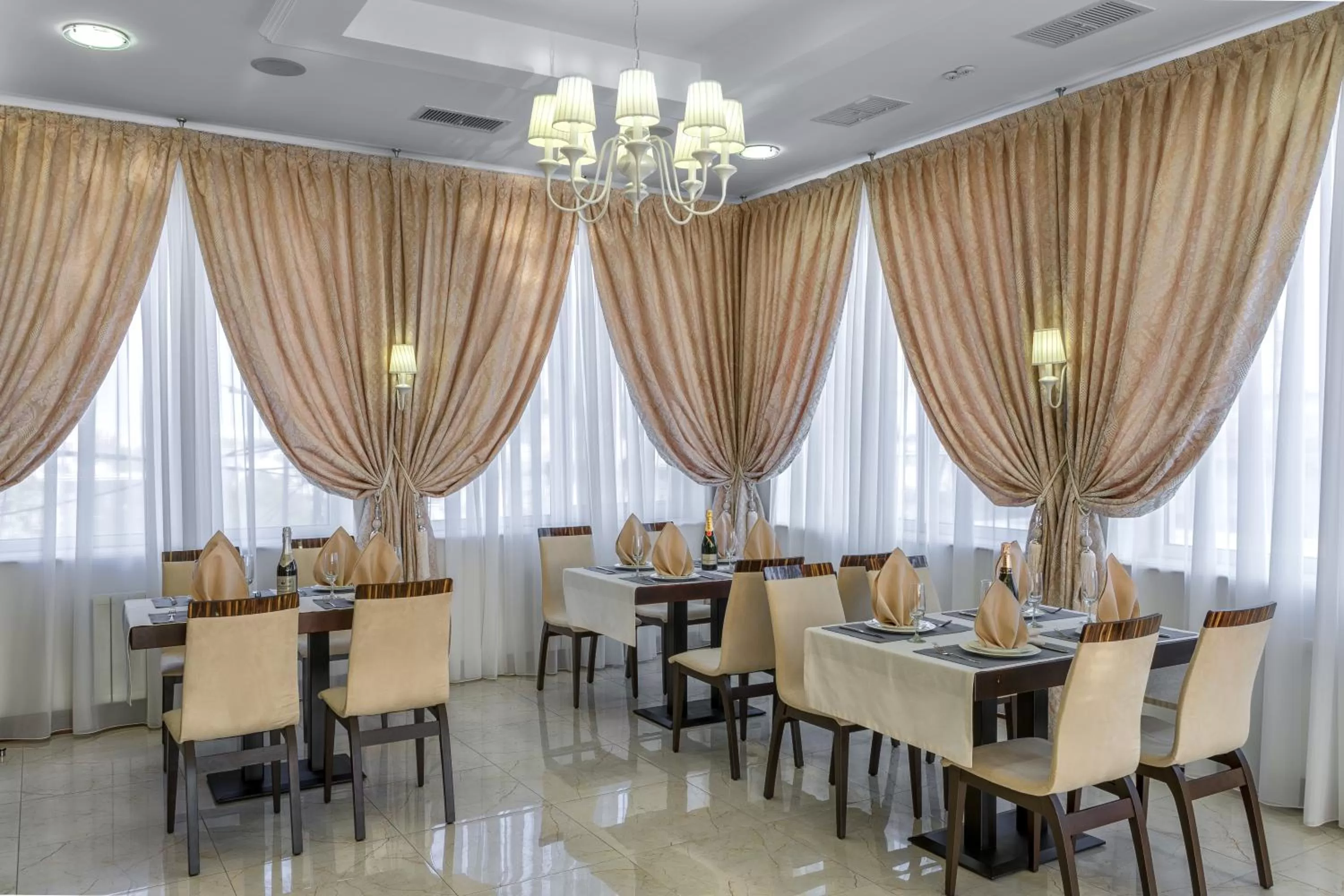 Restaurant/places to eat in Alarus Luxe Hotel