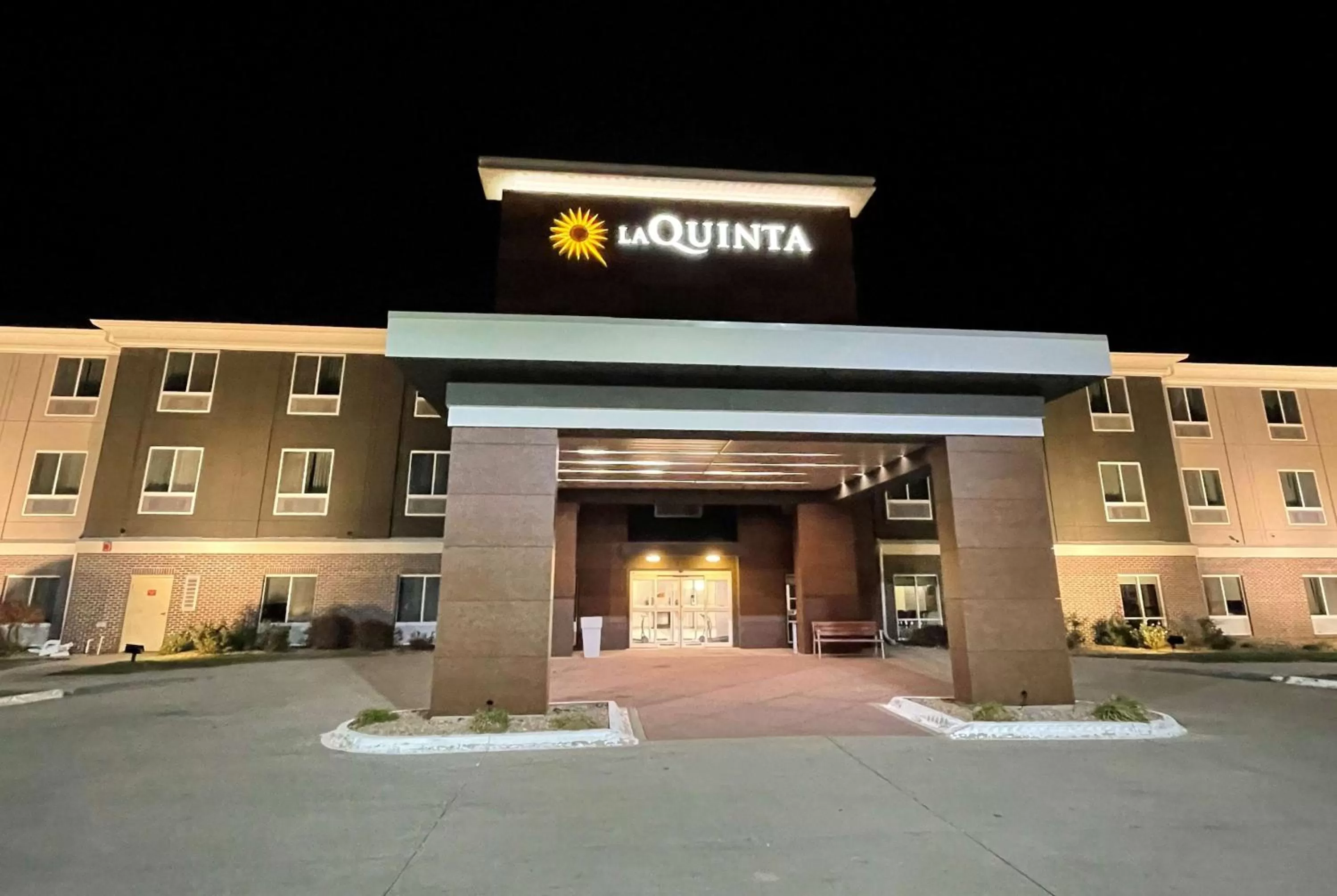 Property building in La Quinta Inn & Suites by Wyndham Ankeny IA - Des Moines IA