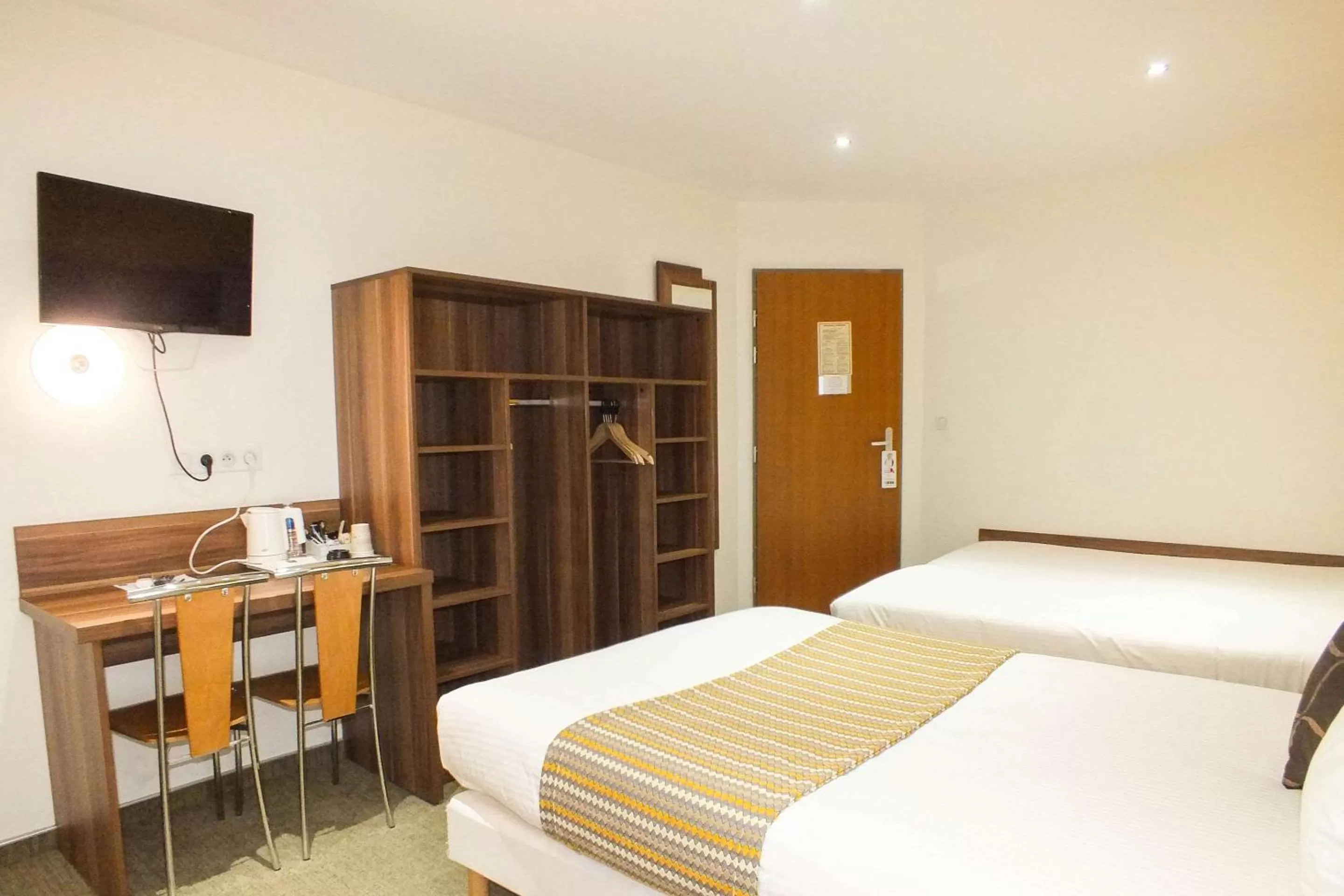 Photo of the whole room, Bed in Hotel Cecil Metz Gare