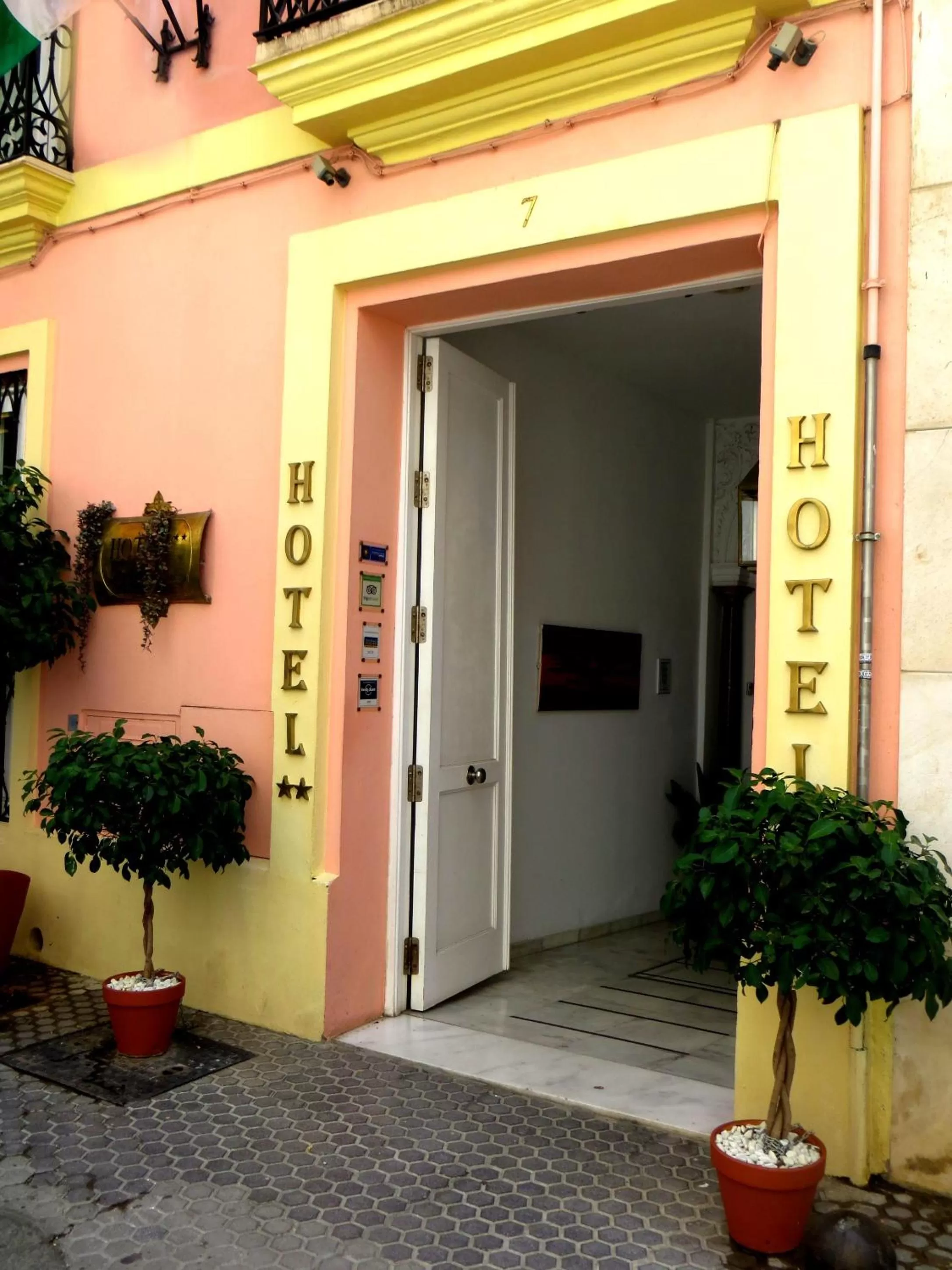 Facade/entrance in Un Patio al Sur