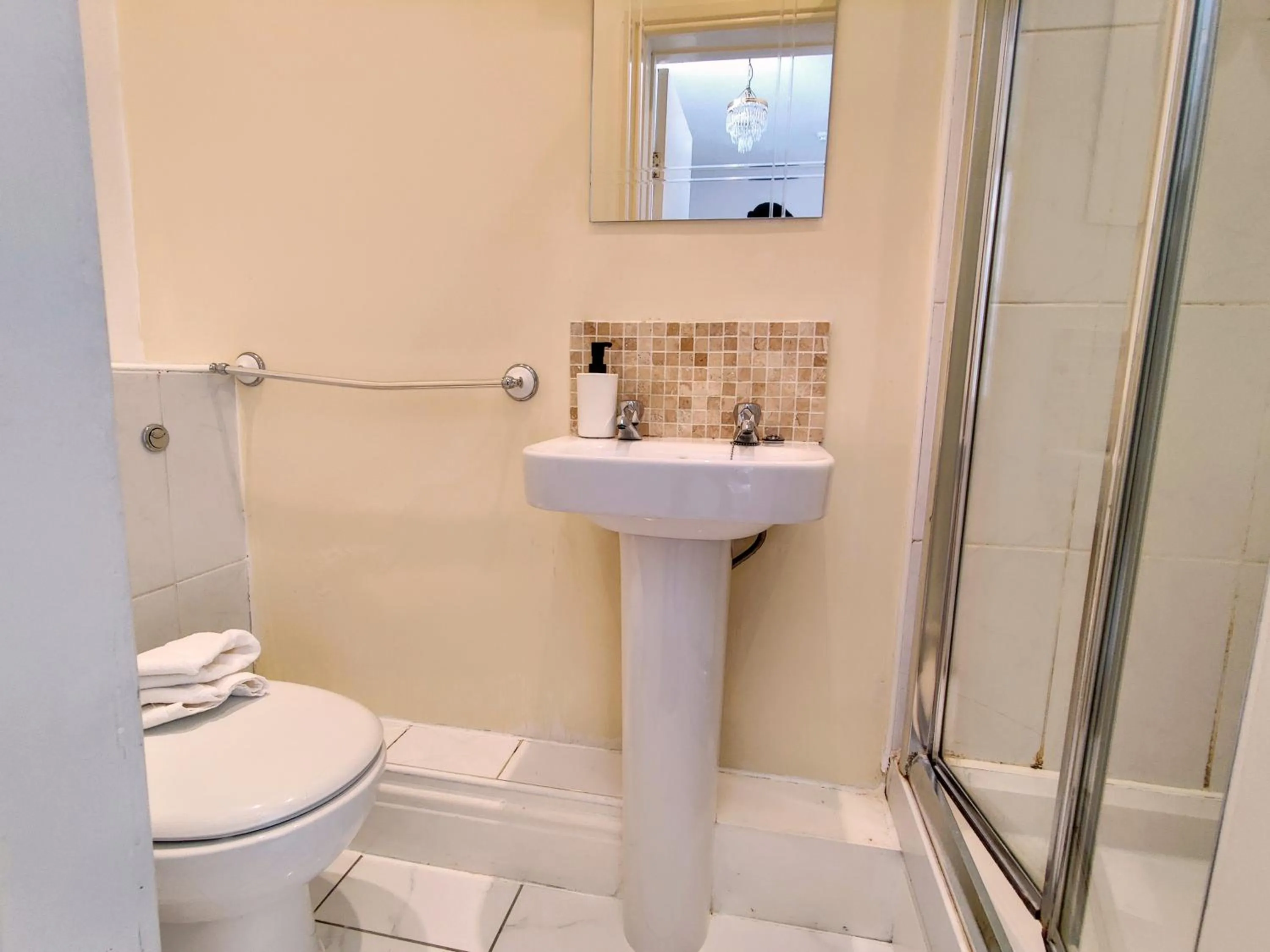 Bathroom in Wentworth House - Free Parking