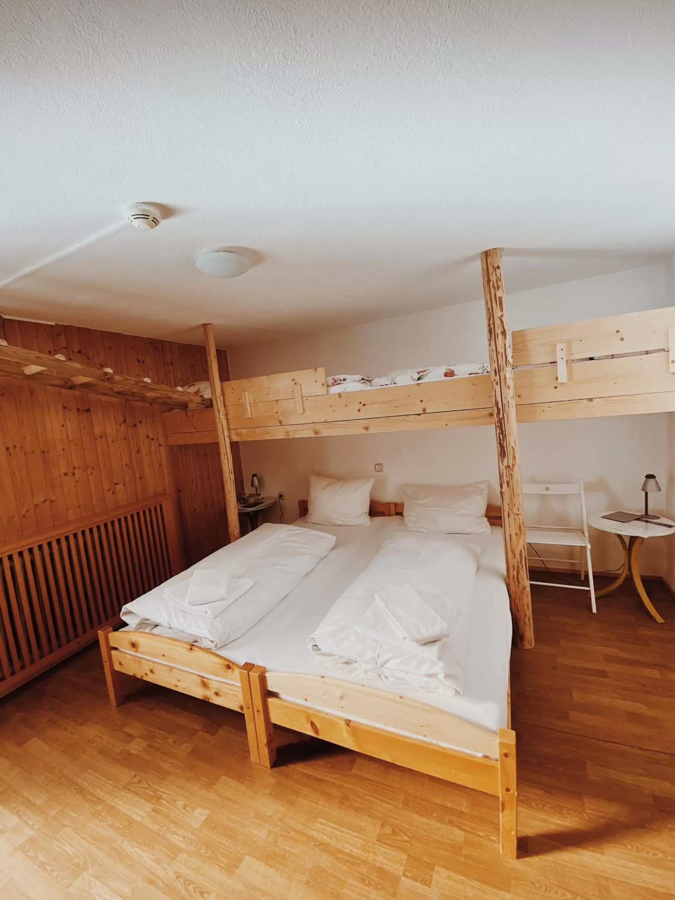 Photo of the whole room, Bed in s´Amagmach