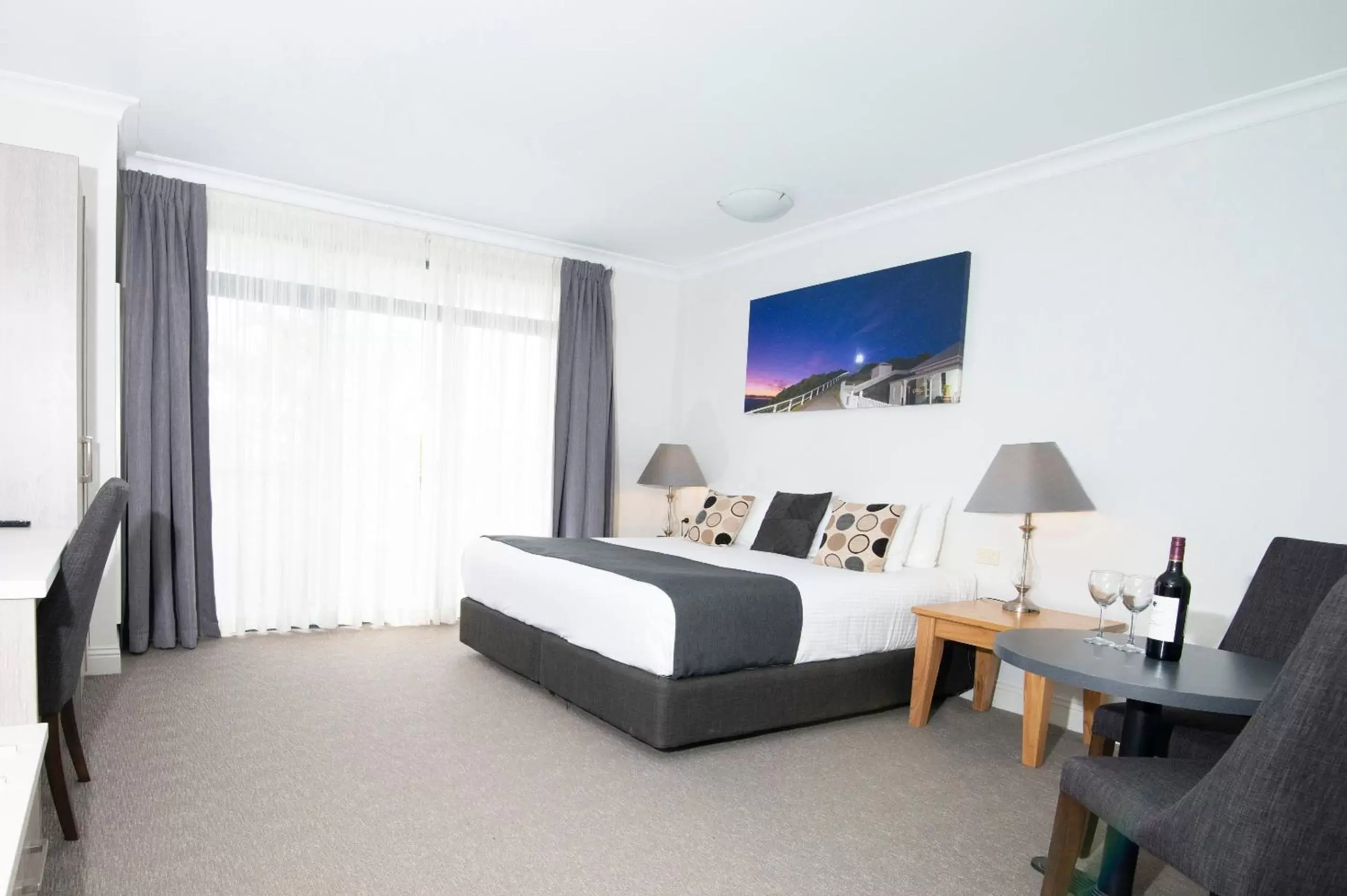 Deluxe King Spa Room in Rockpool Motor Inn Deluxe King Spa Room in Rockpool Motor Inn