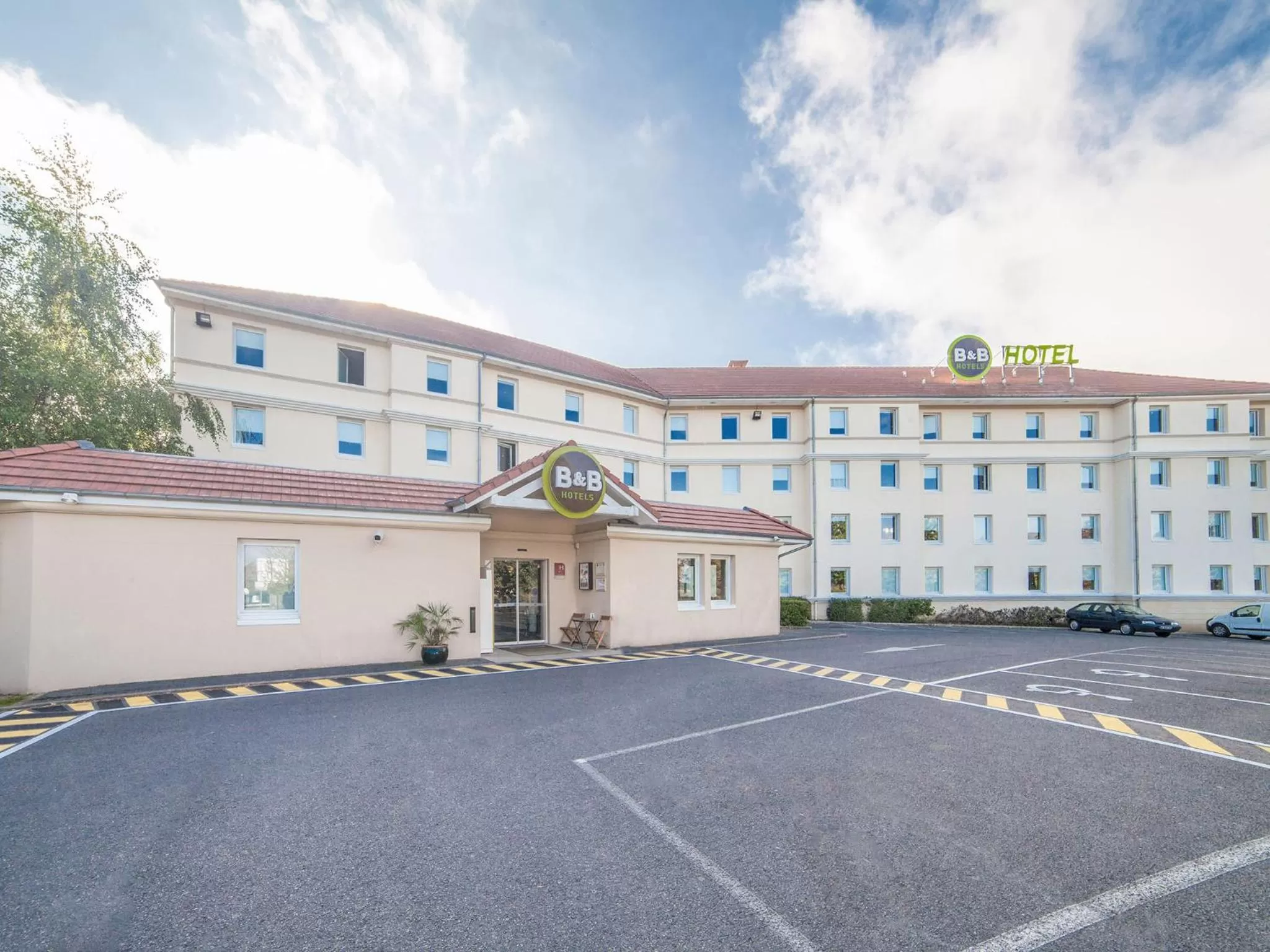 Facade/entrance in B&B HOTEL Marne-la-Vallée Bussy-Saint-Georges