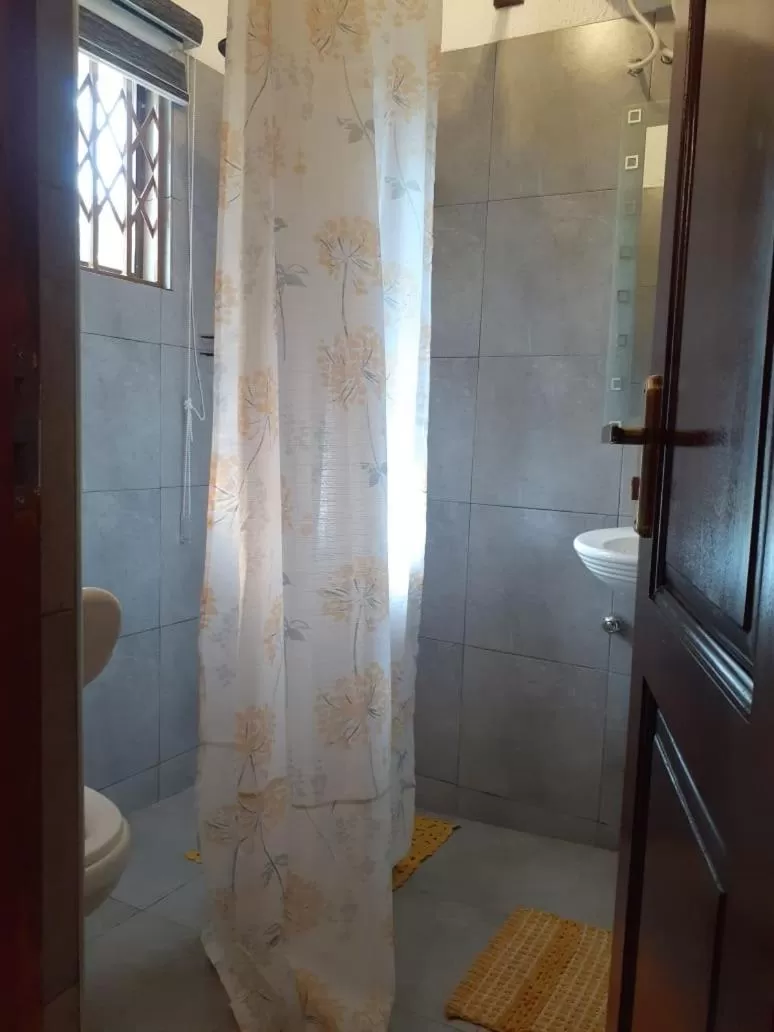 Bathroom in Hans Cottage Botel