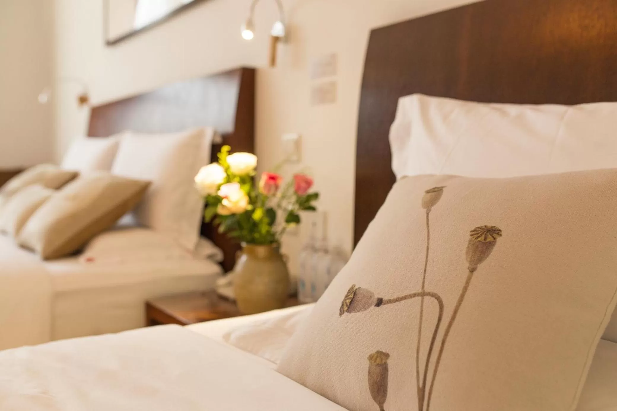 Bed in Dali Yanyuan Mountain Retreat