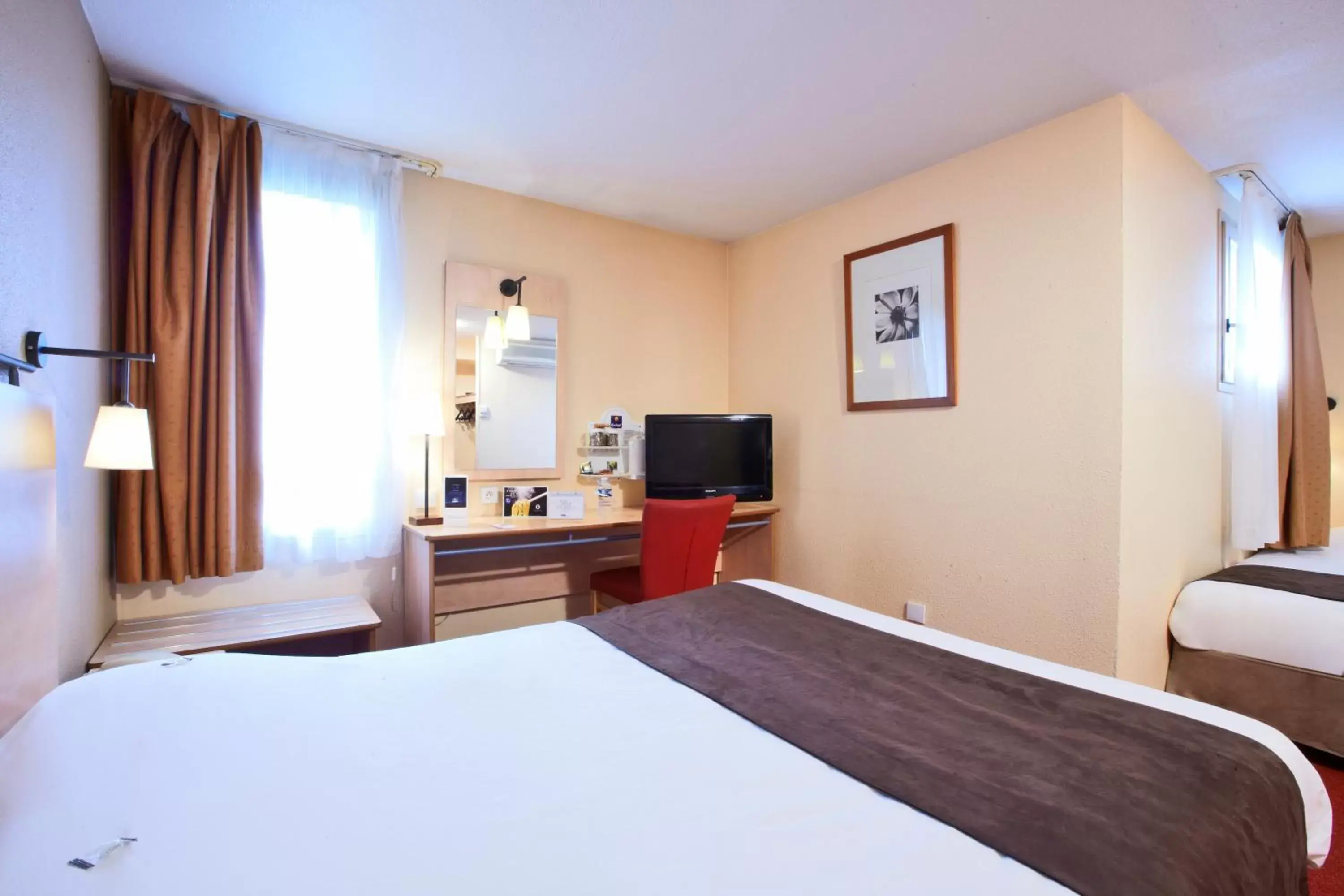 Triple Room (1 Double Bed + 1 Single Bed) in Kyriad Beauvais Sud Triple Room (1 Double Bed + 1 Single Bed) in Kyriad Beauvais Sud