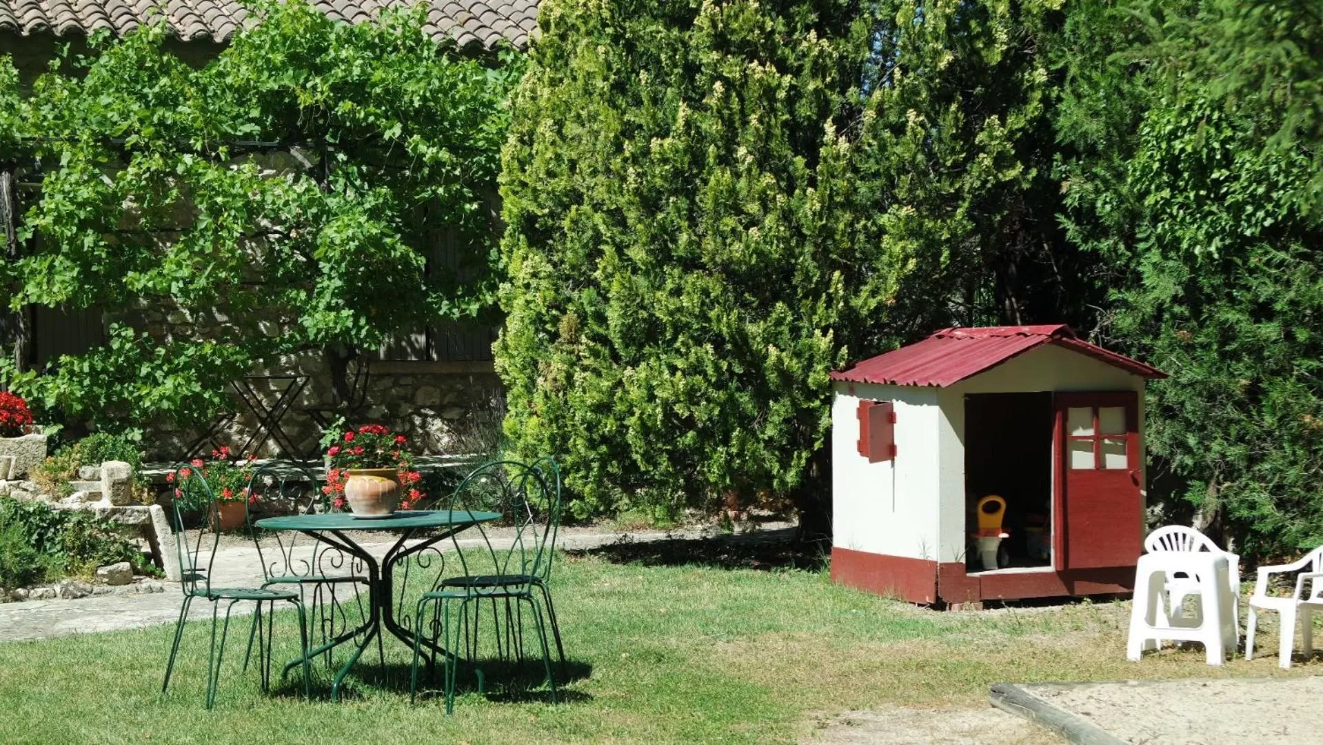 Garden in Mas Grimaud - Gîte- Studio et chambres d'hôtes familiales