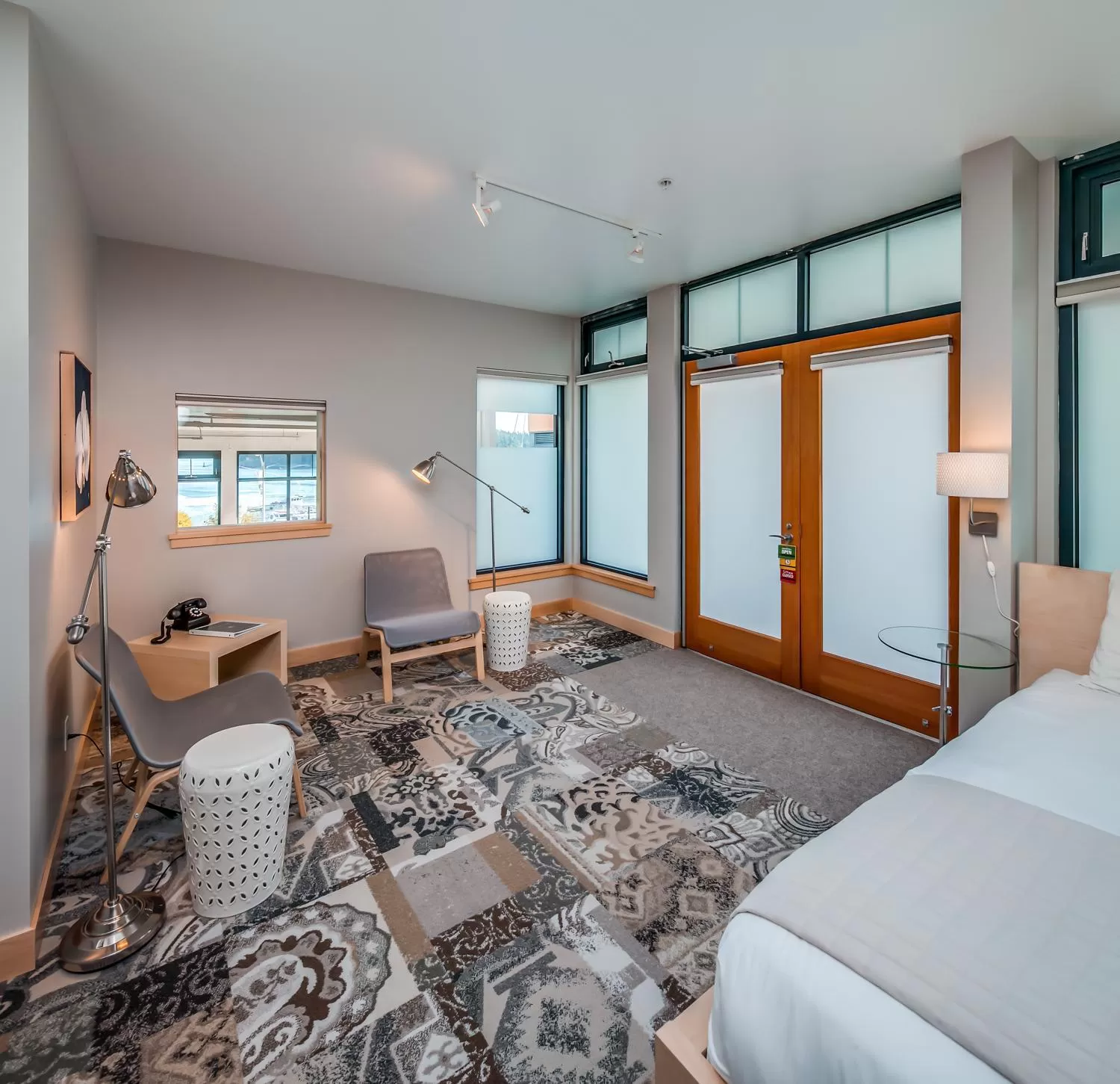 Seating area, Bed in Island Inn at 123 West