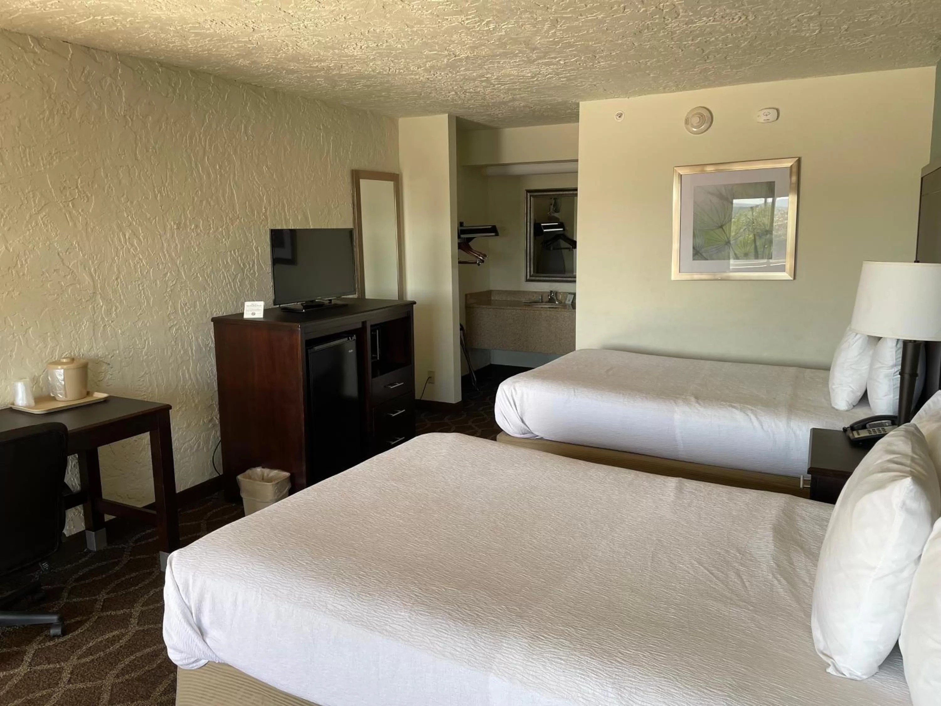 TV and multimedia, Bed in Quality Inn Clinton North