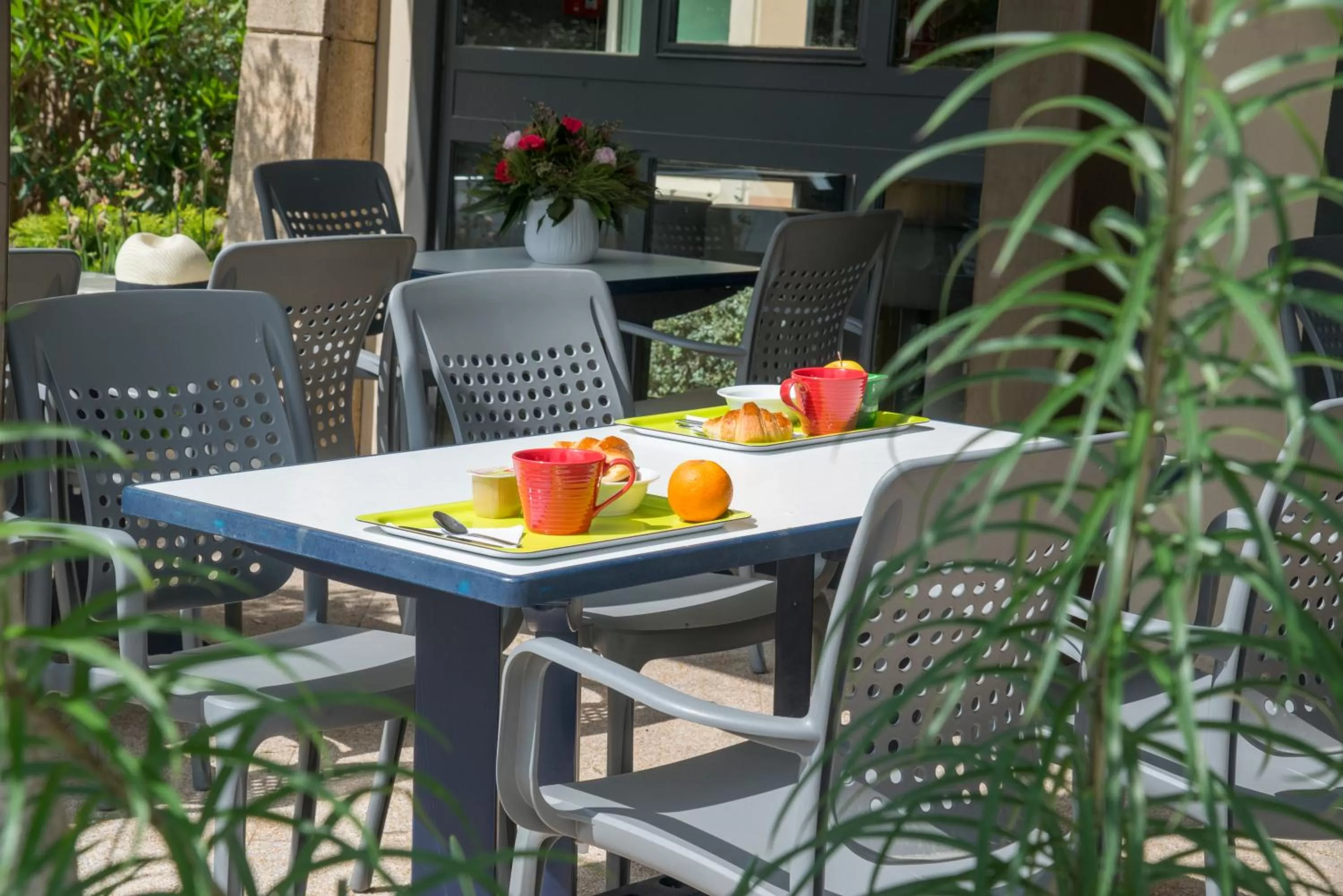 Patio, Restaurant/Places to Eat in IBIS Budget Aix en Provence Est Le Canet