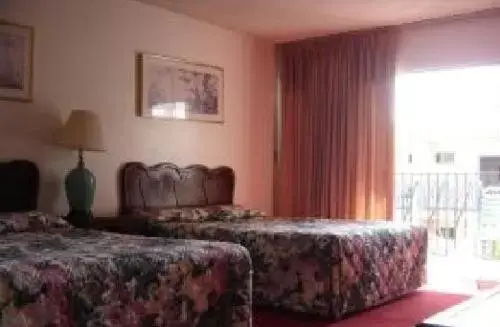 Double Deluxe Queen in Royal Century Hotel at LAX Double Deluxe Queen in Royal Century Hotel at LAX