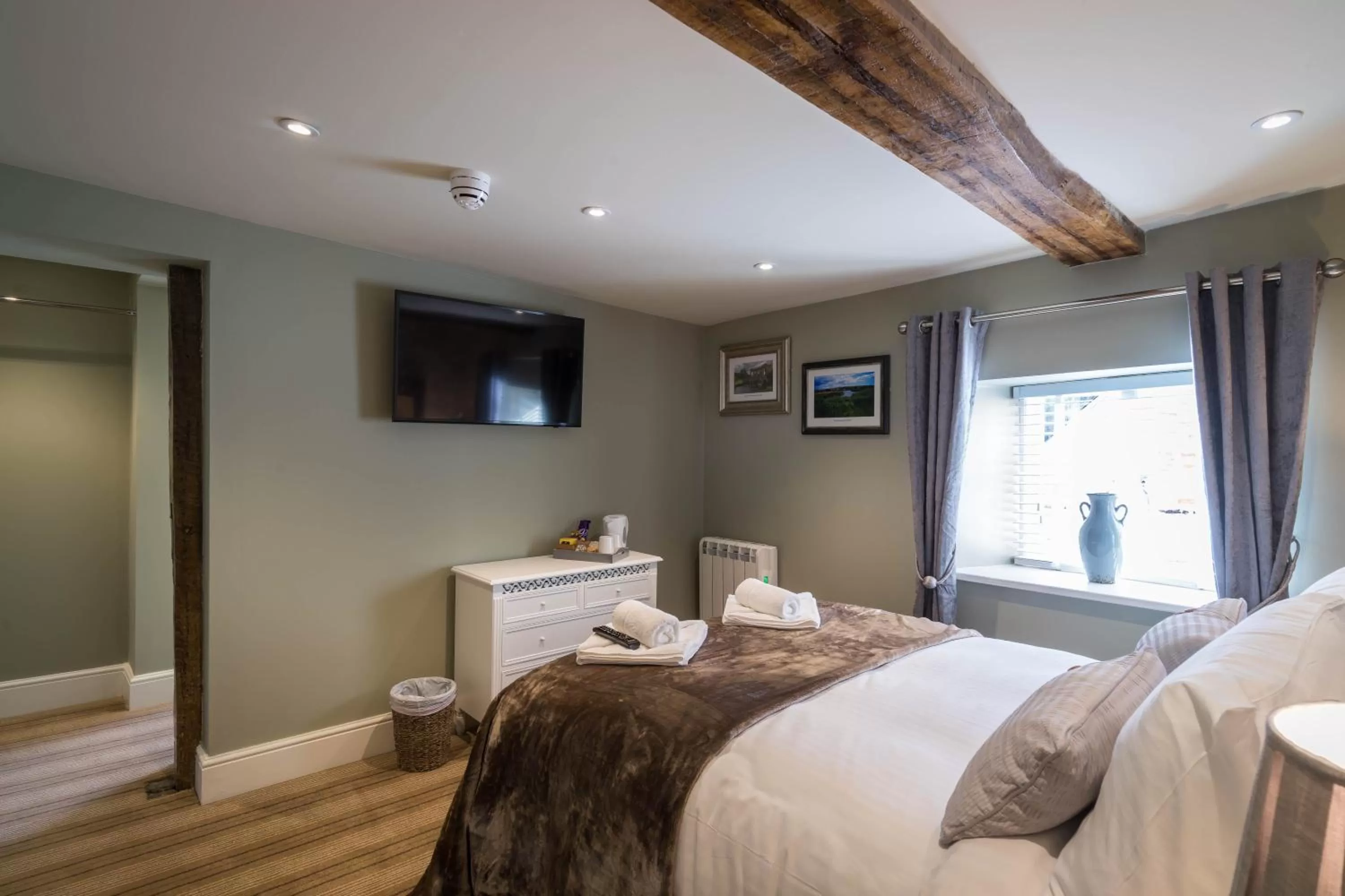 Bed in Greyhound Inn Wilton