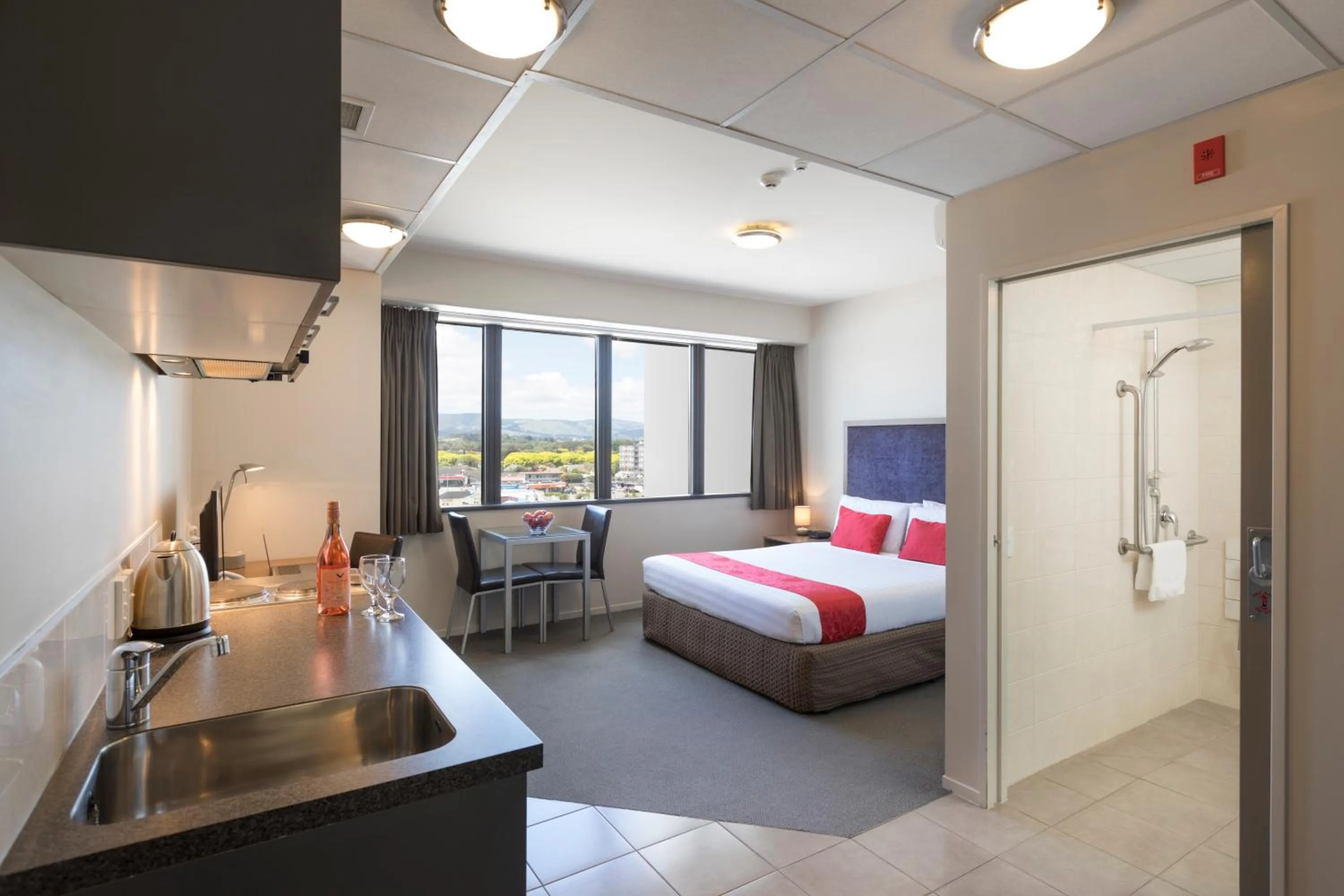 Bathroom, Bed in Quality Suites Central Square