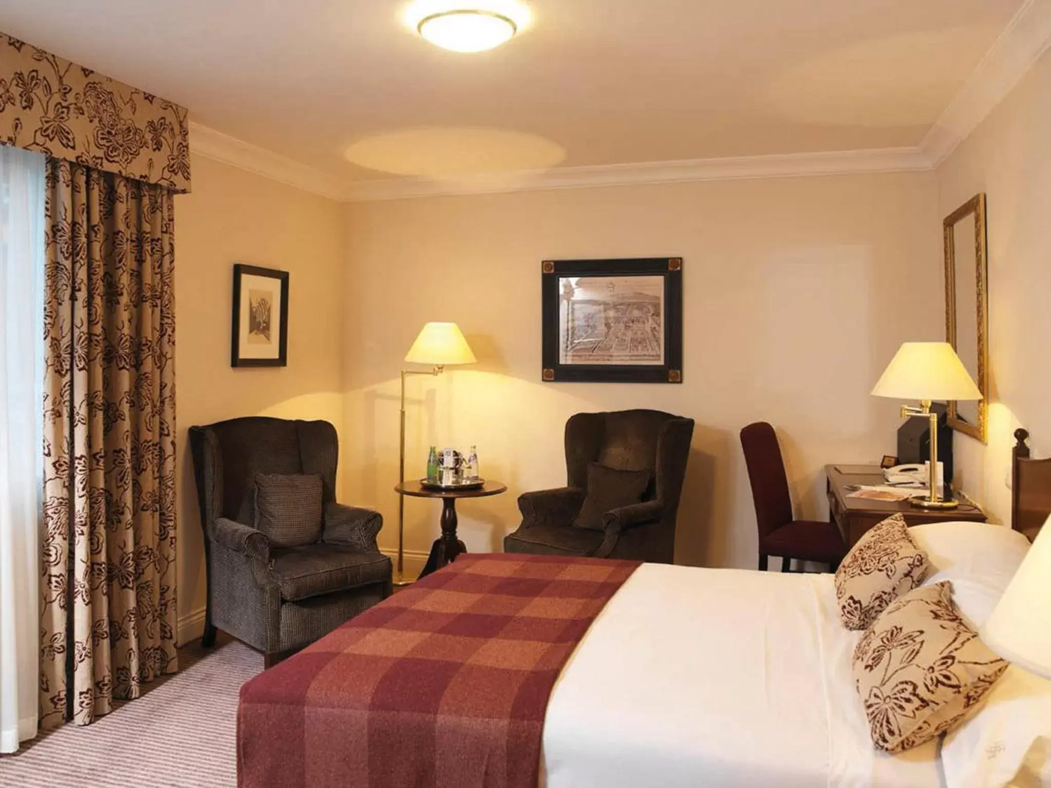 Standard Twin Room in Macdonald Frimley Hall Hotel & Spa Standard Twin Room in Macdonald Frimley Hall Hotel & Spa