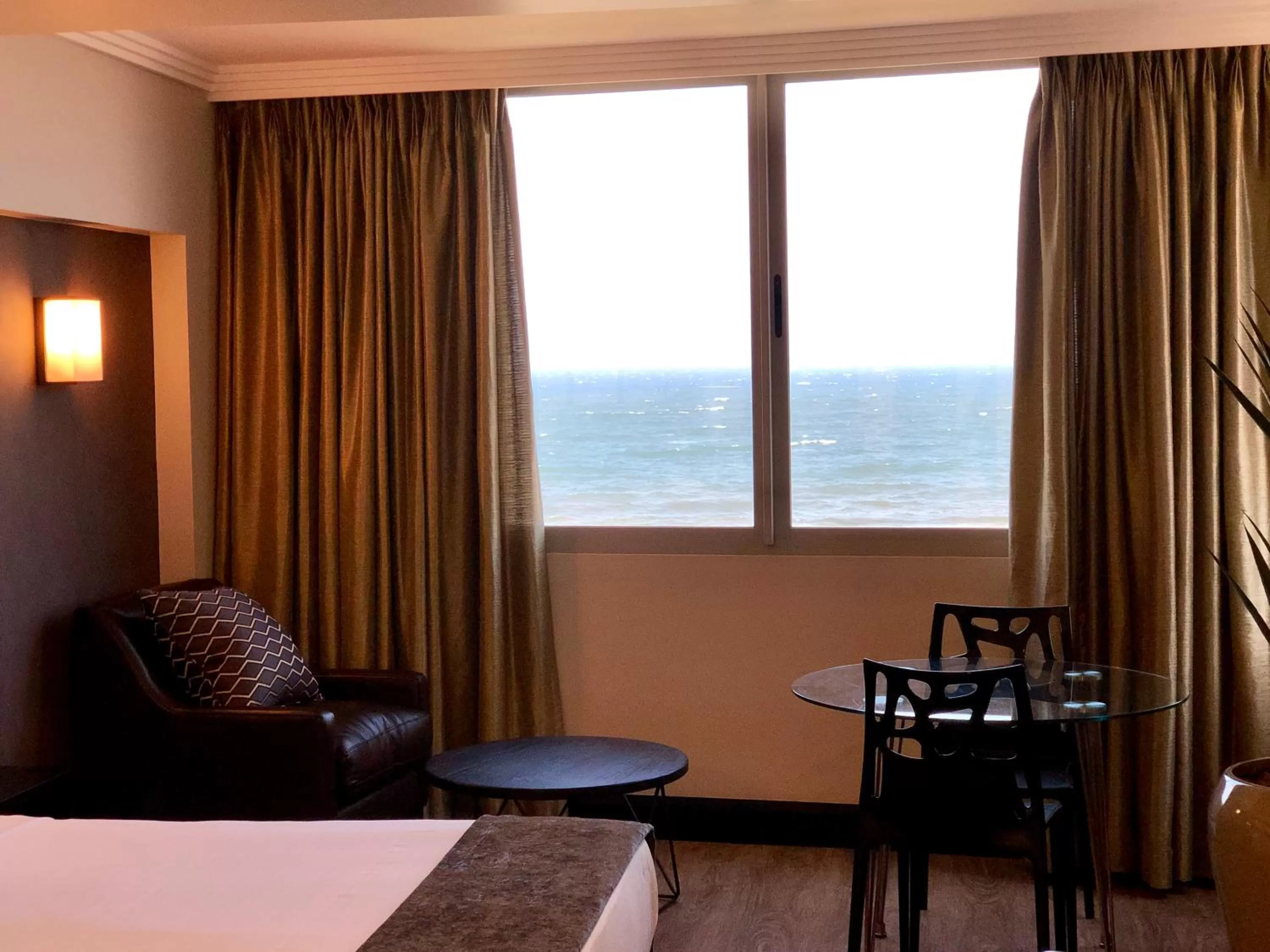 Sea view, Bed in Belaire Suites Hotel