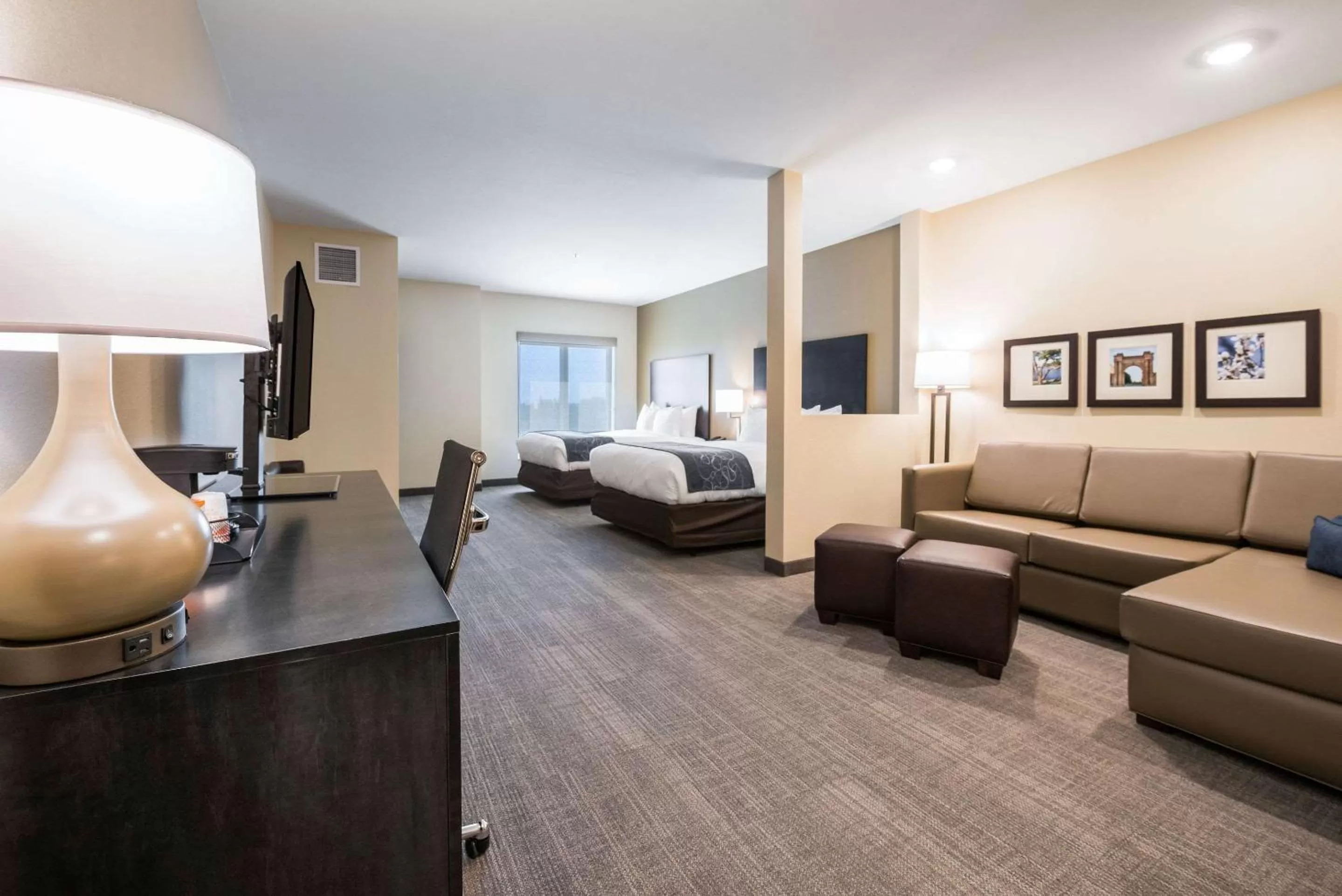 Photo of the whole room, Bed in Comfort Suites Marysville Columbus - Northwest