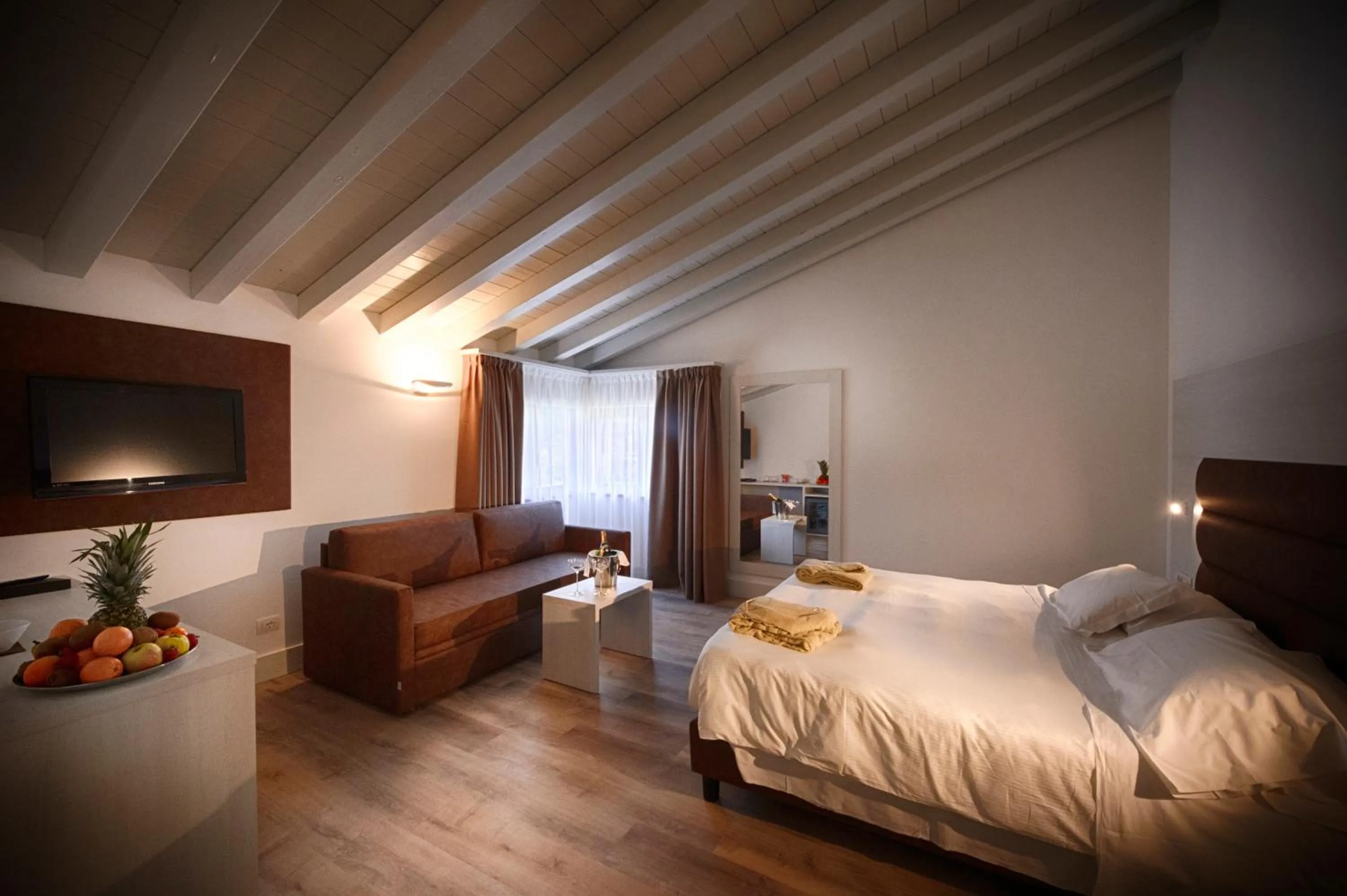 Photo of the whole room, Bed in Bella Hotel & Restaurant with private dock for mooring boats