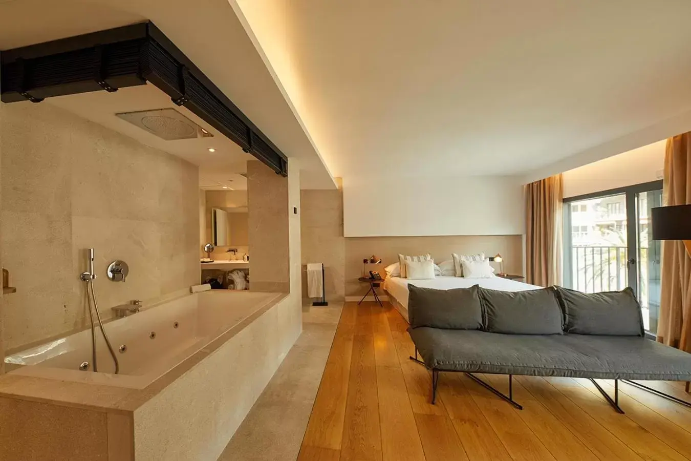 Suite with Bathtub and Balcony in Nakar Hotel Suite with Bathtub and Balcony in Nakar Hotel