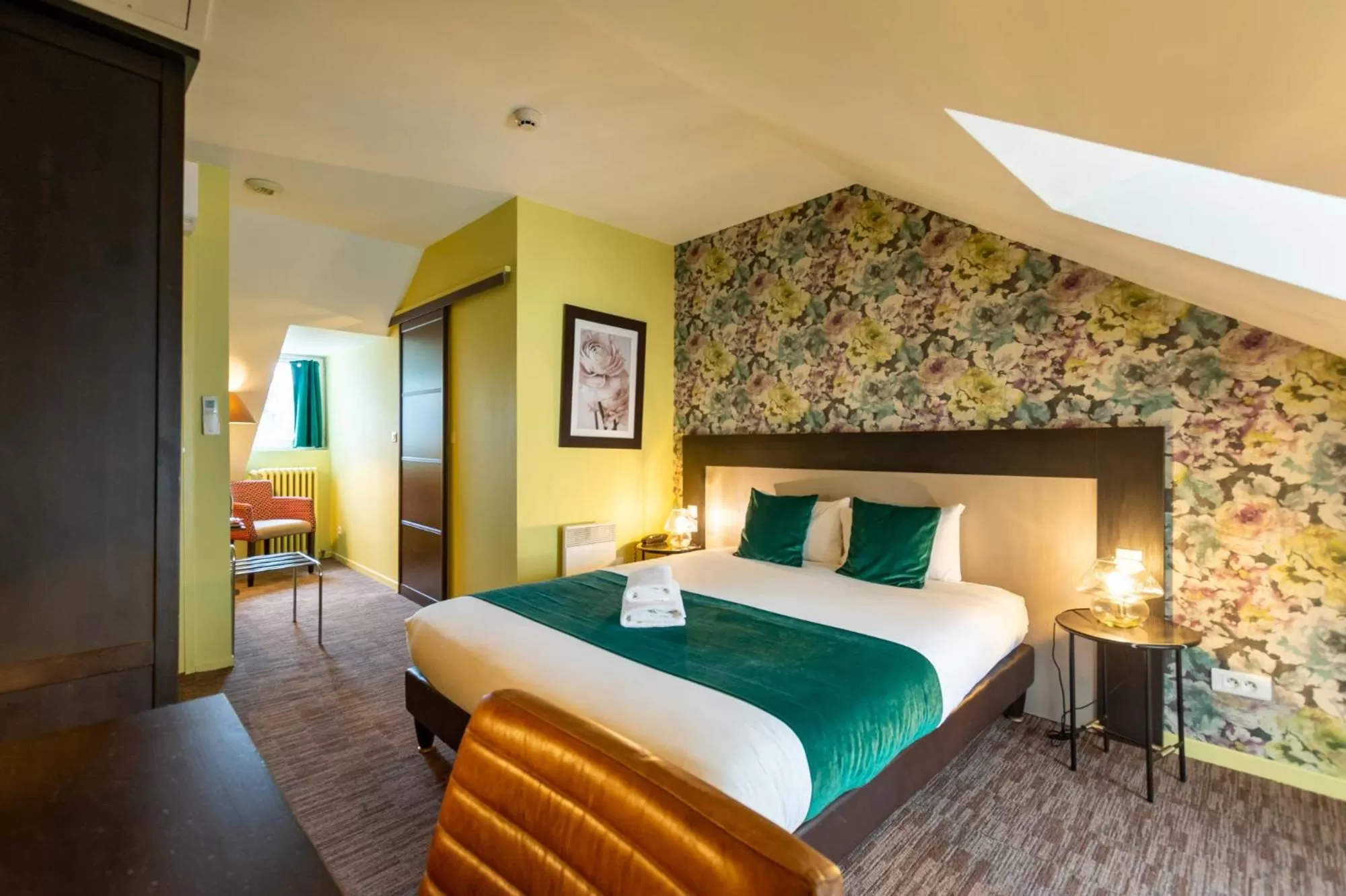 Bed in Logis Hôtel Le Vert Galant