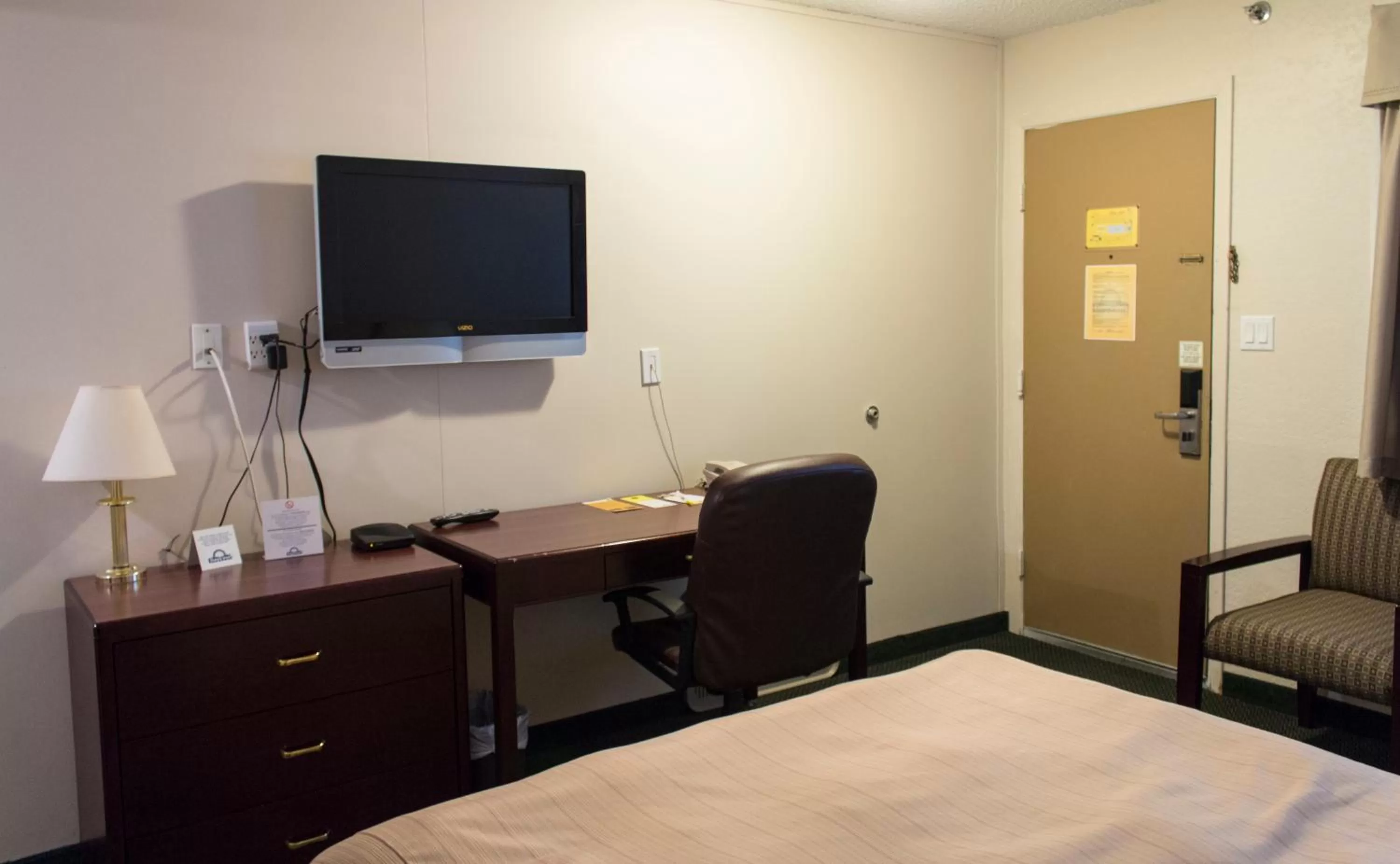 TV and multimedia, Bed in Days Inn by Wyndham Lethbridge