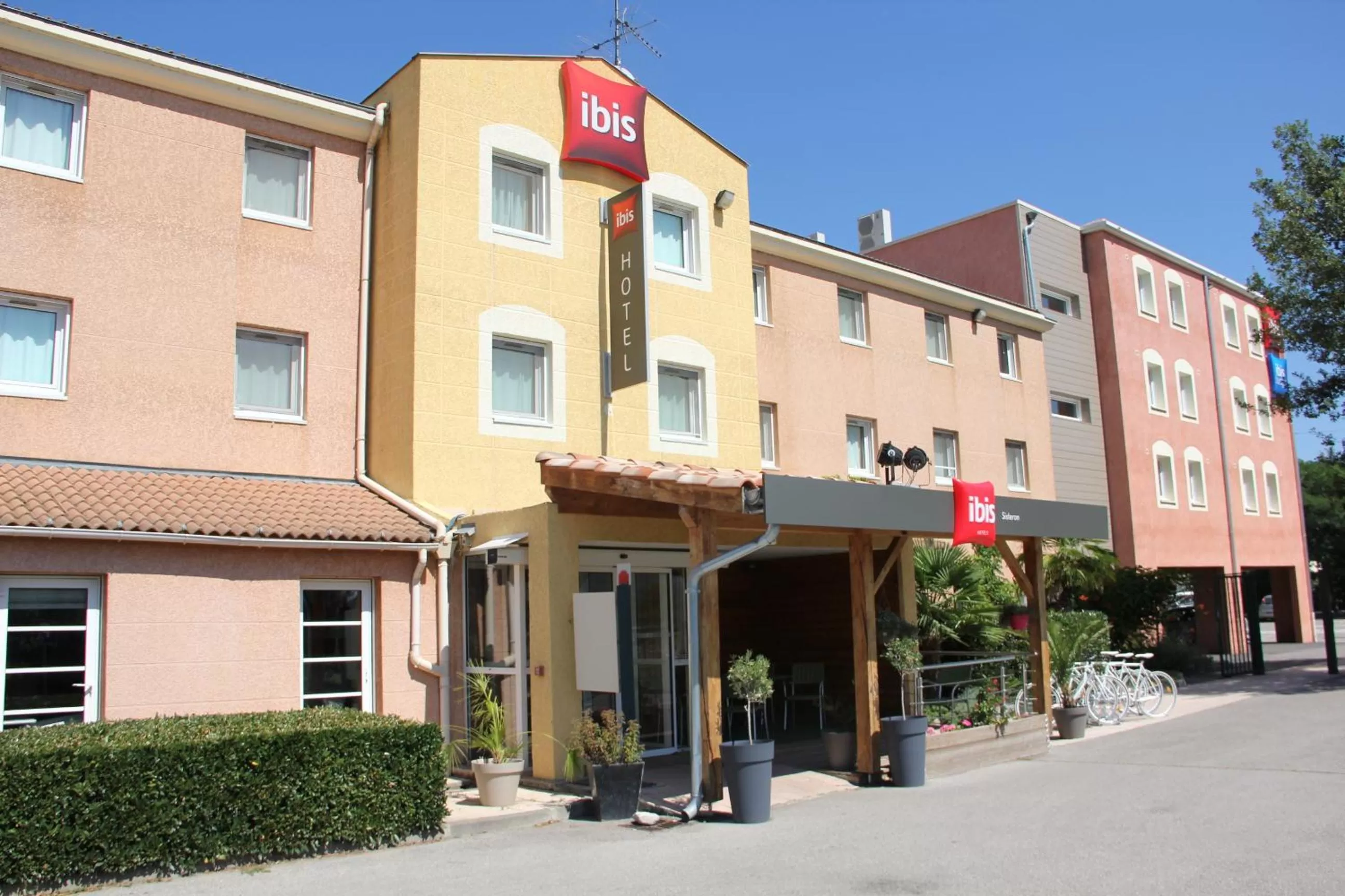 Facade/entrance in ibis Sisteron
