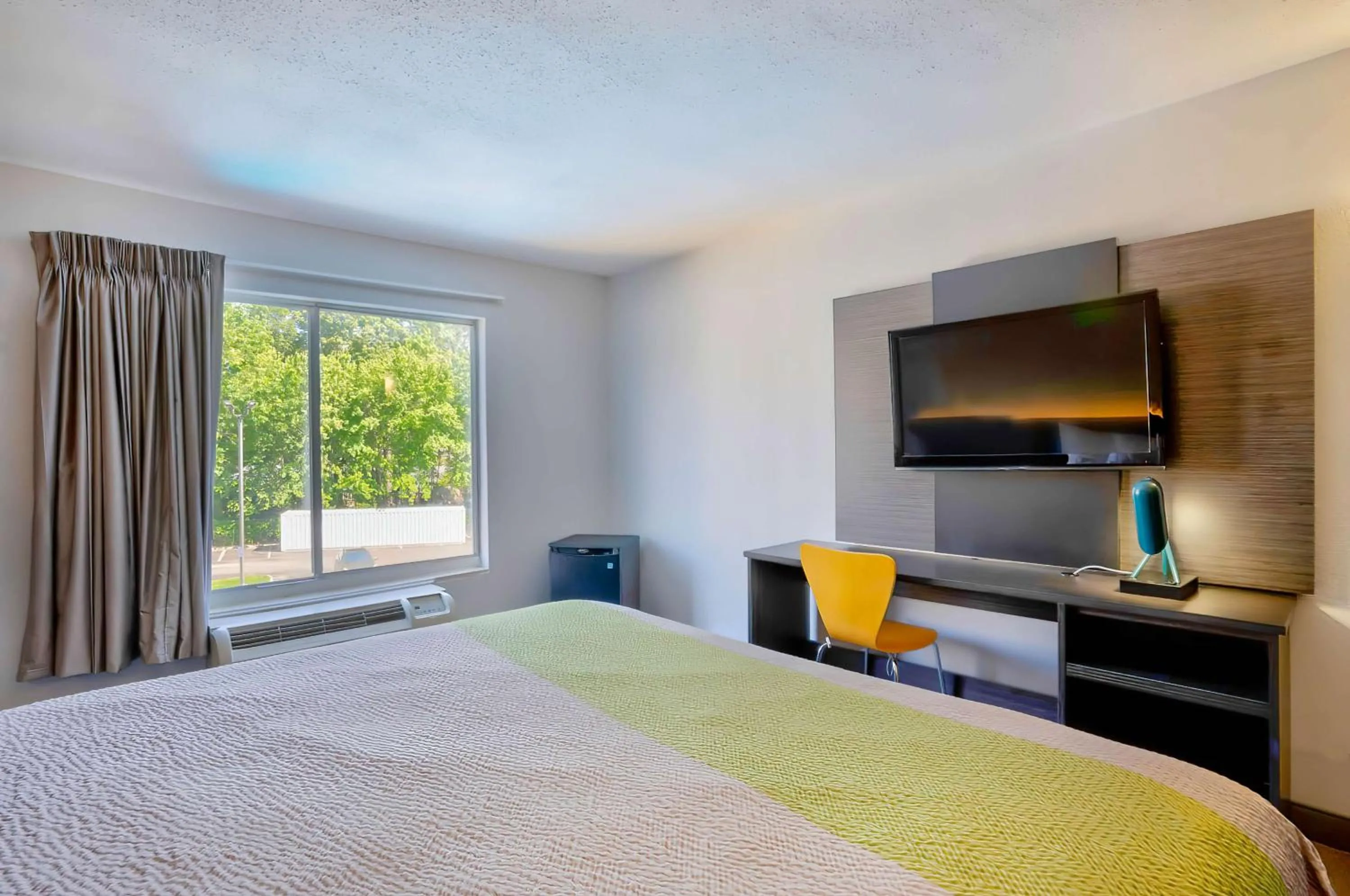 TV and multimedia, Bed in Motel 6 Virginia Beach