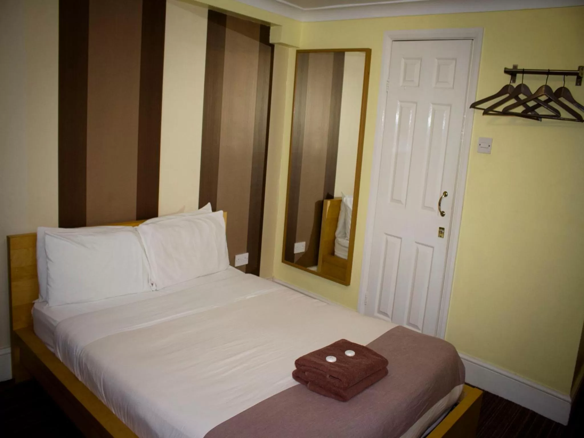 Photo of the whole room, Bed in Cricklewood Lodge Hotel