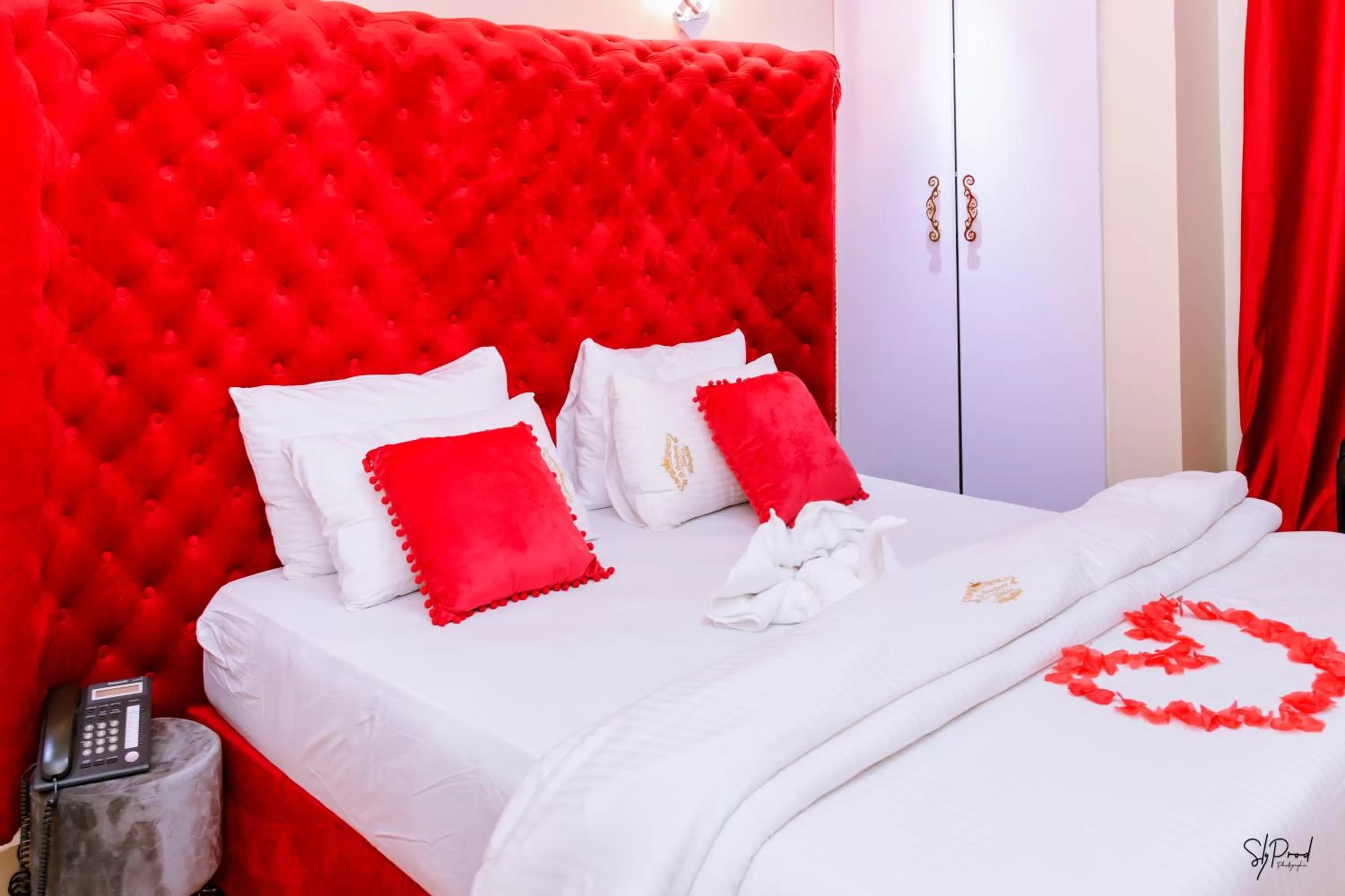 Bedroom, Bed in Hôtel La Principauté Douala Bonapriso