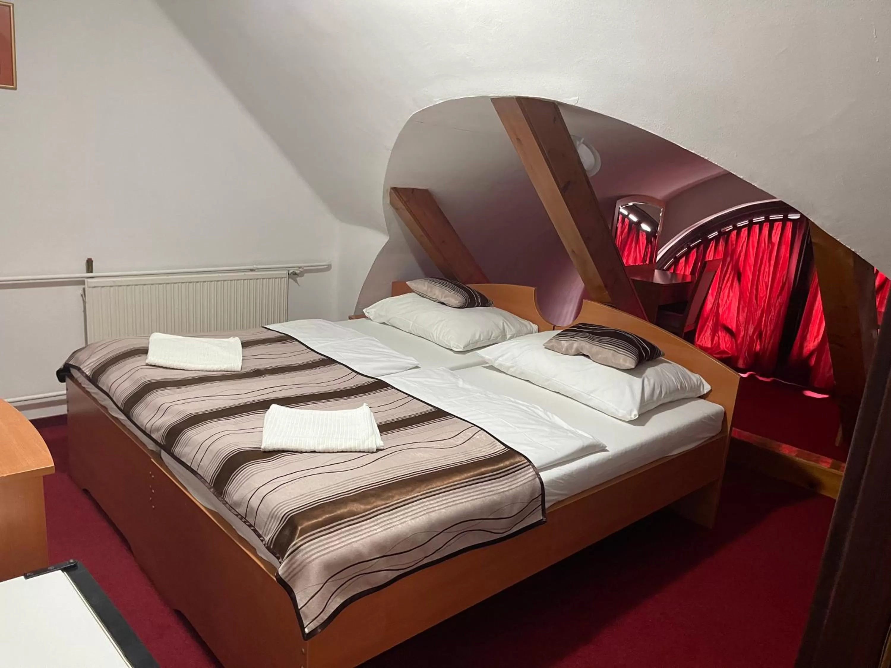 Bed in Hotel Minaret&Étterem