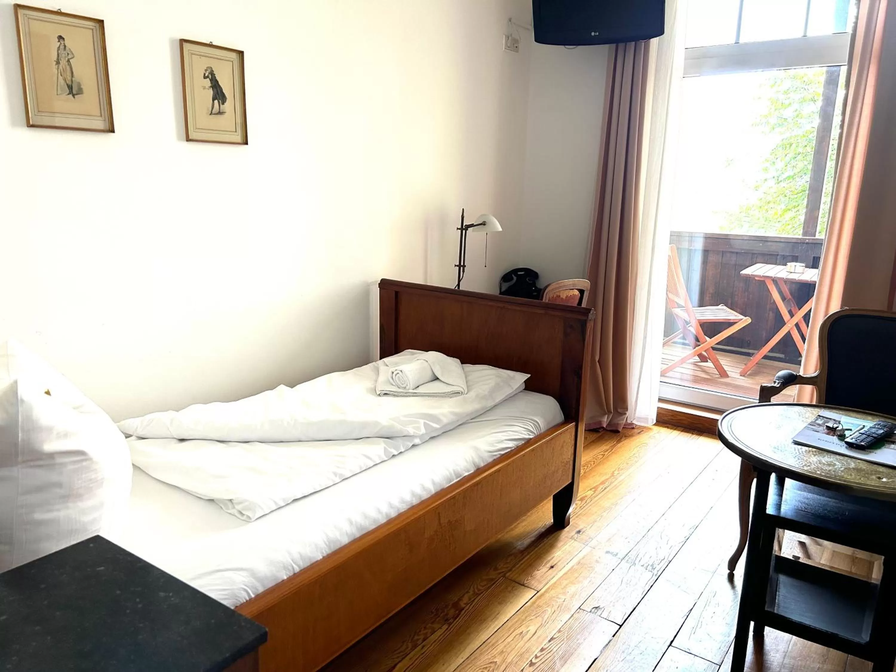 Photo of the whole room, Bed in Jahrhunderthotel Leipzig