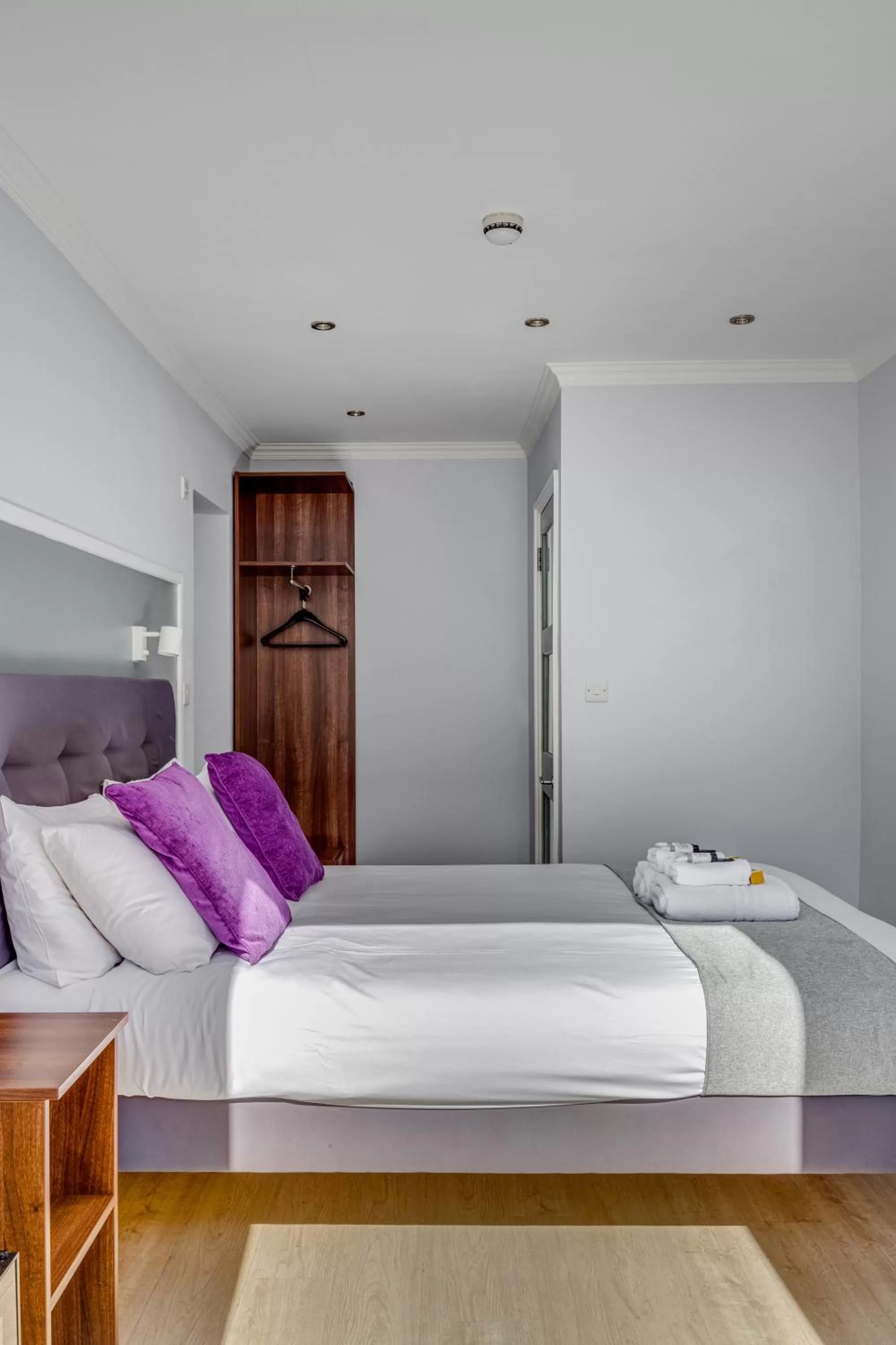 Bed in 1 Lexham Gardens Hotel