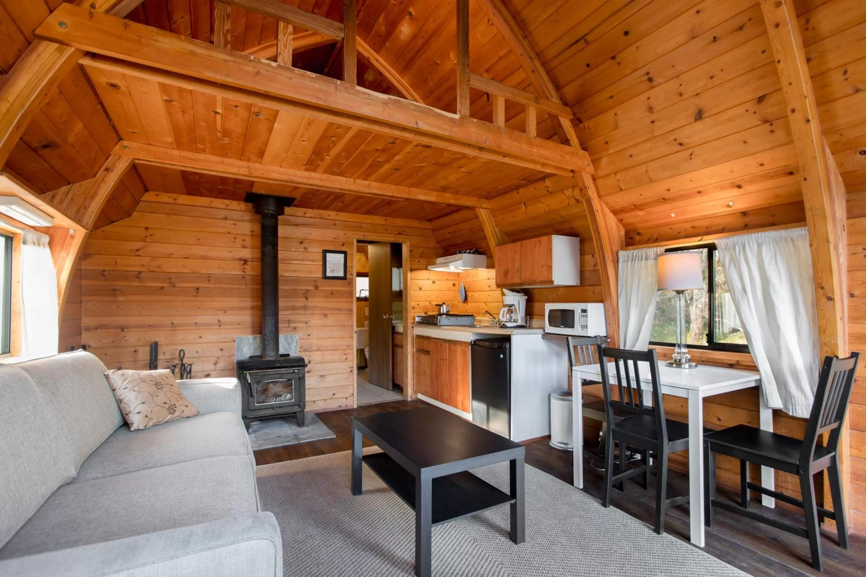 Kitchen or kitchenette in Backeddy Resort and Marina