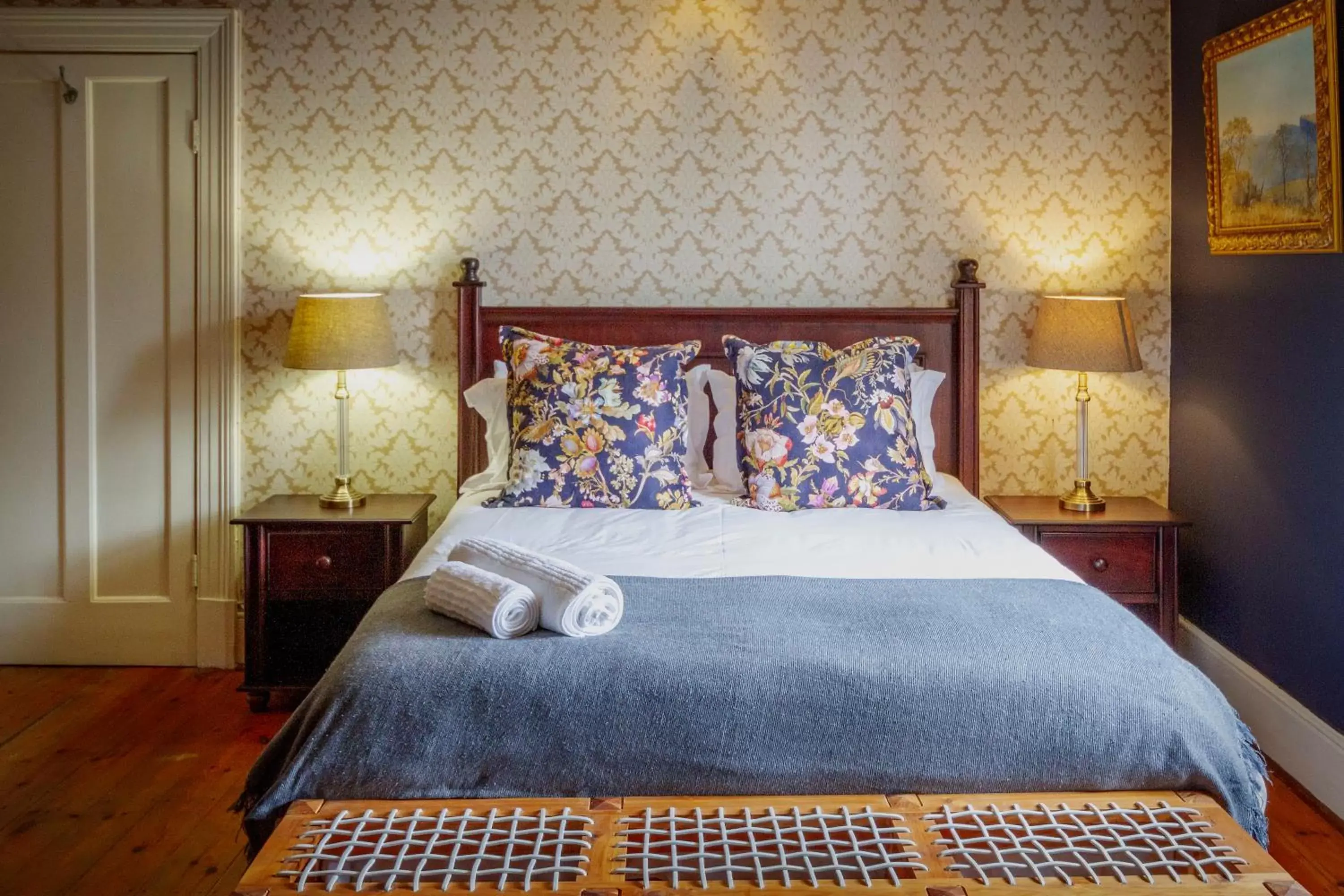 Queen Room with Pool View - single occupancy in Airlies Historical Guest House Queen Room with Pool View - single occupancy in Airlies Historical Guest House