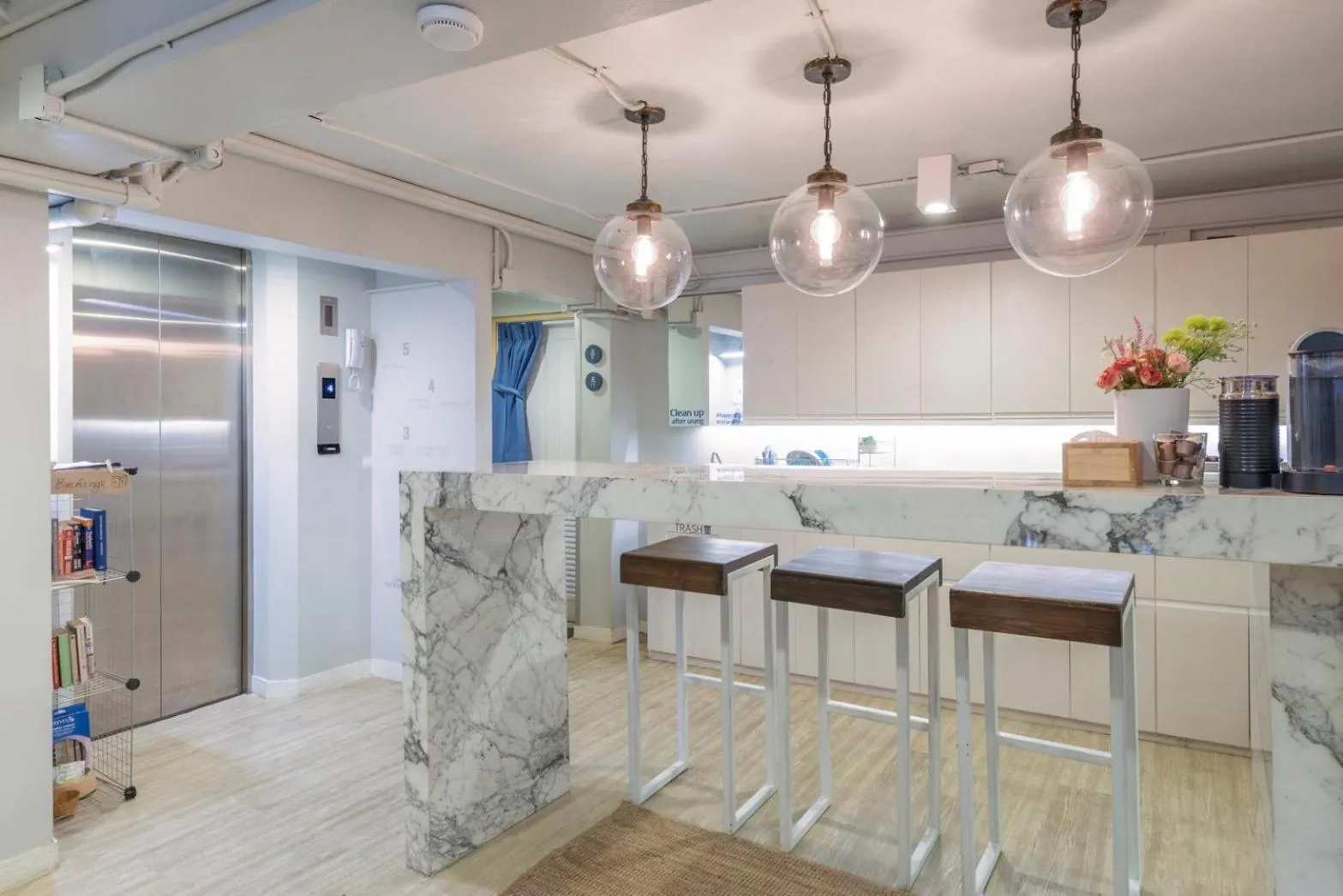 Lobby or reception in Kinnon Deluxe Hostel Coworking Cafe