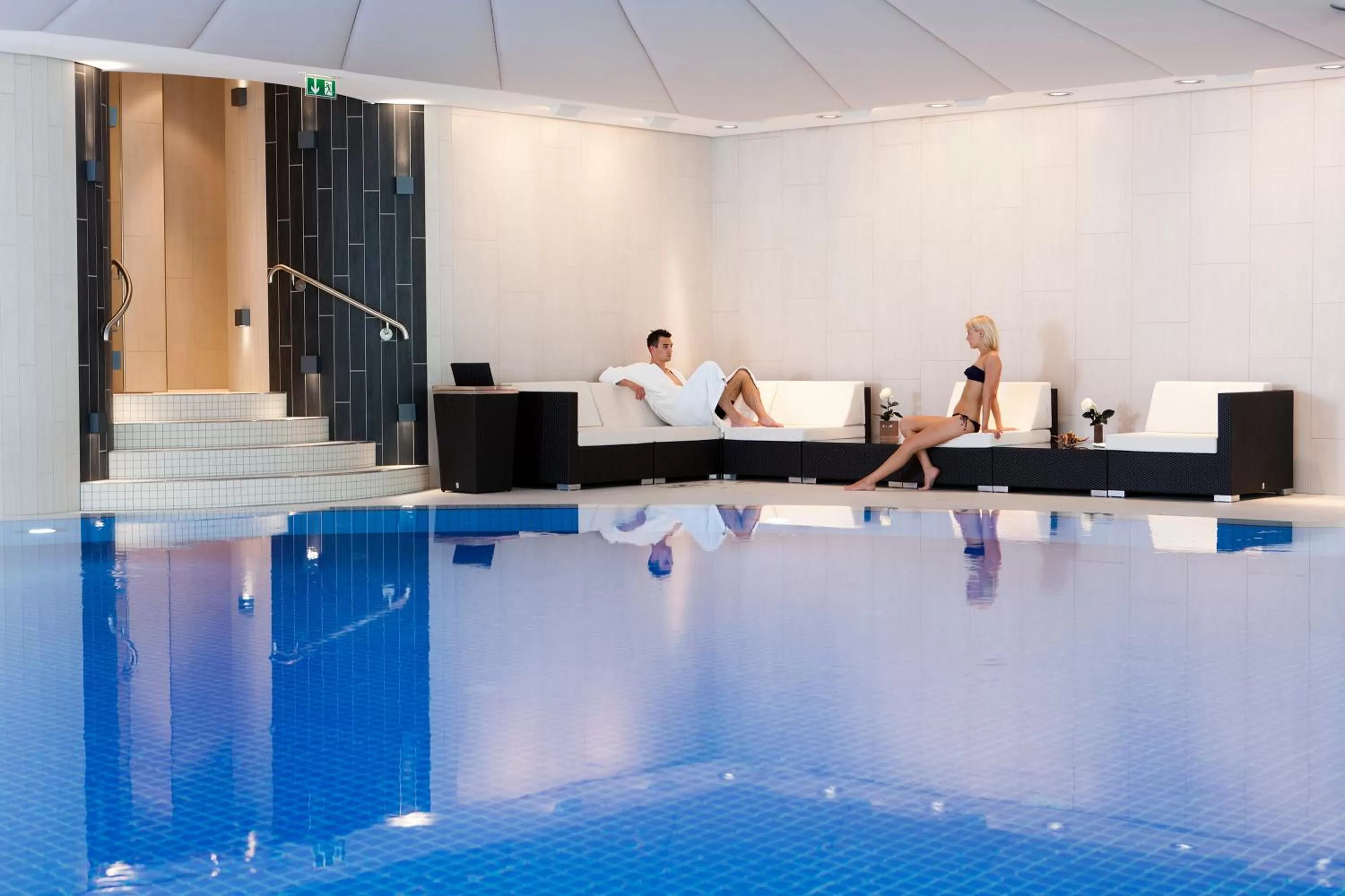 Swimming pool in Hotel VierJahreszeiten am Seilersee