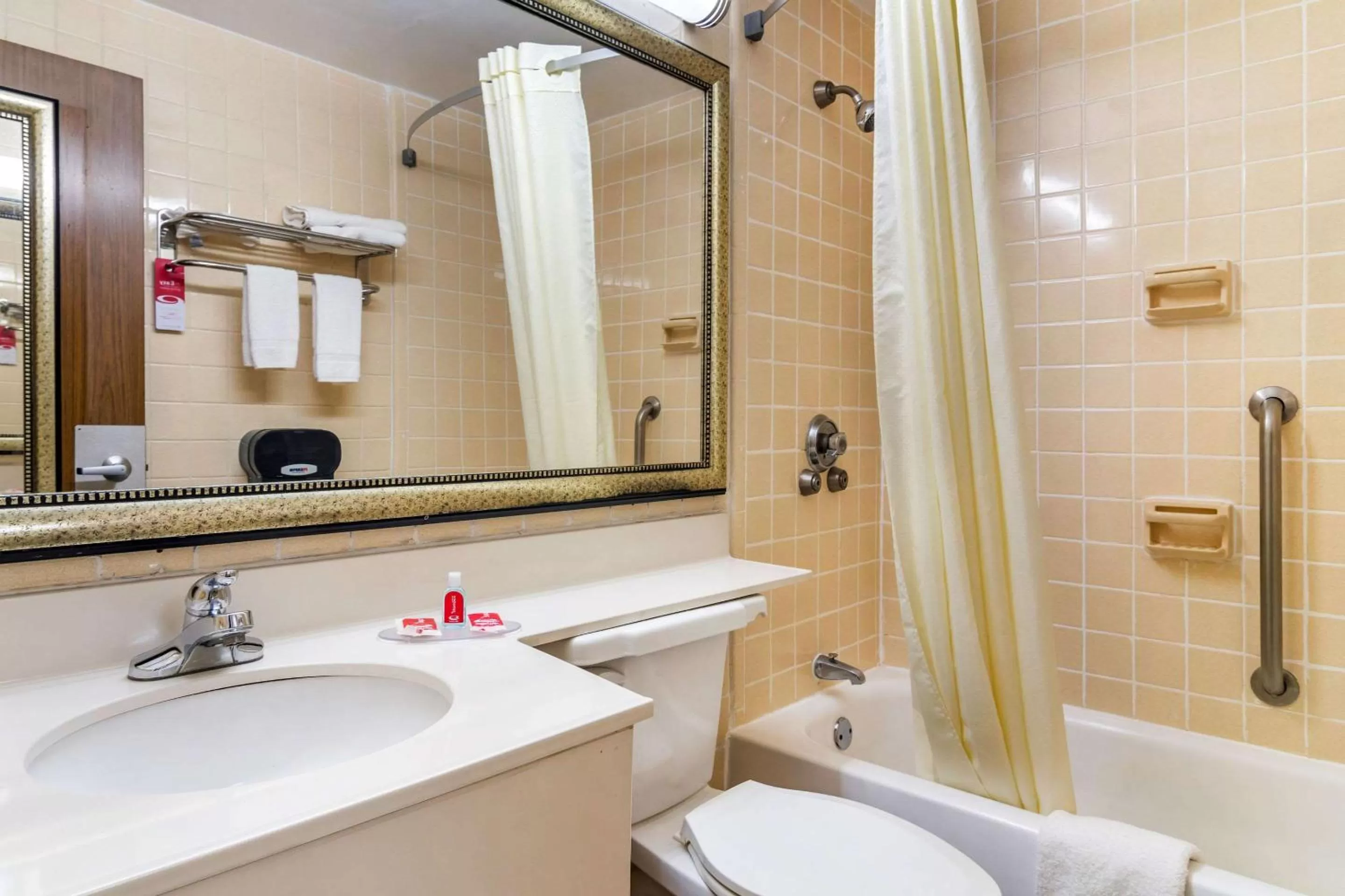 Bedroom in Perry Inn & Suites By Capital O National Fairground GA I 75