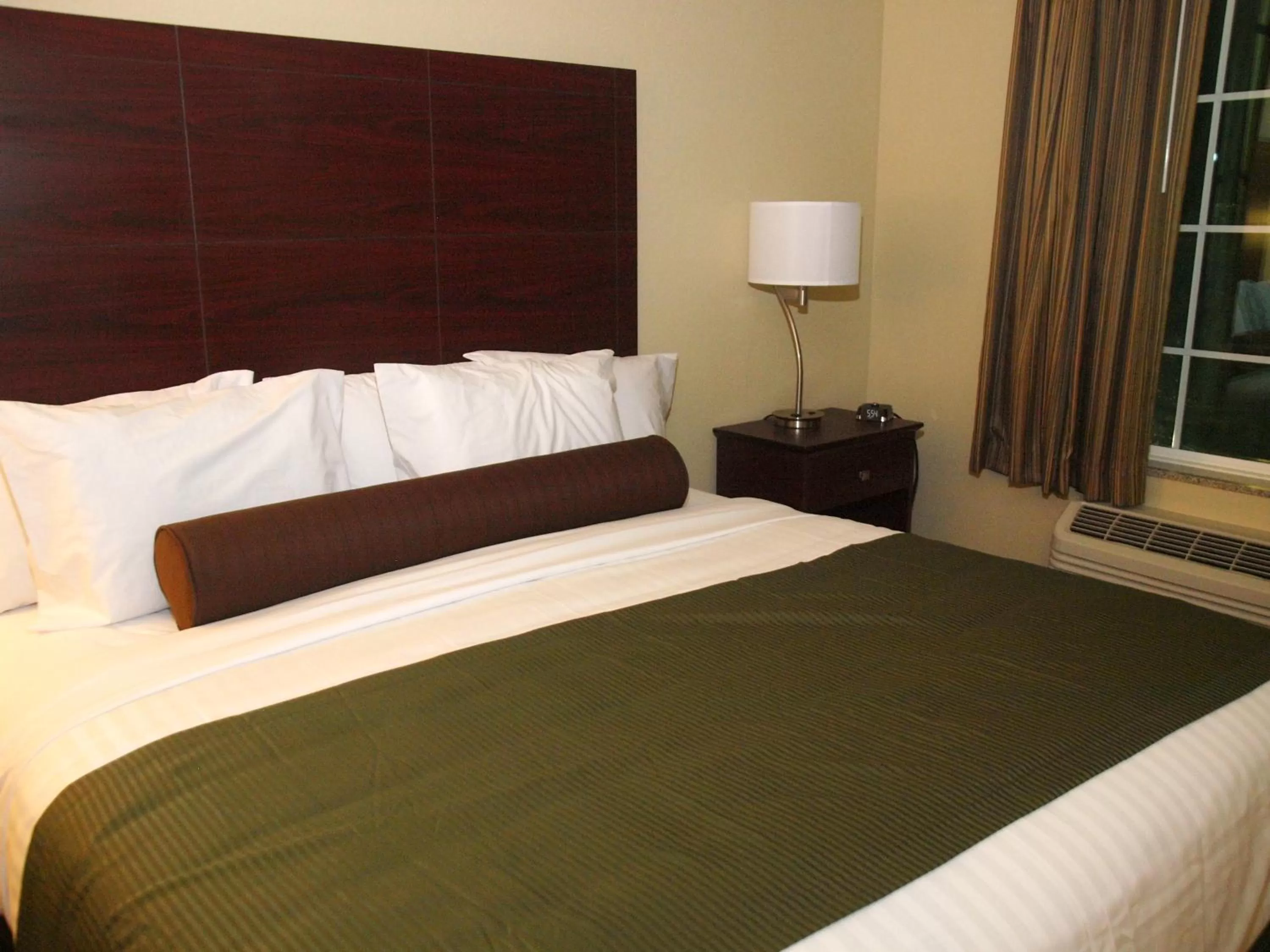 Bed in Cobblestone Inn & Suites - Vinton, LA