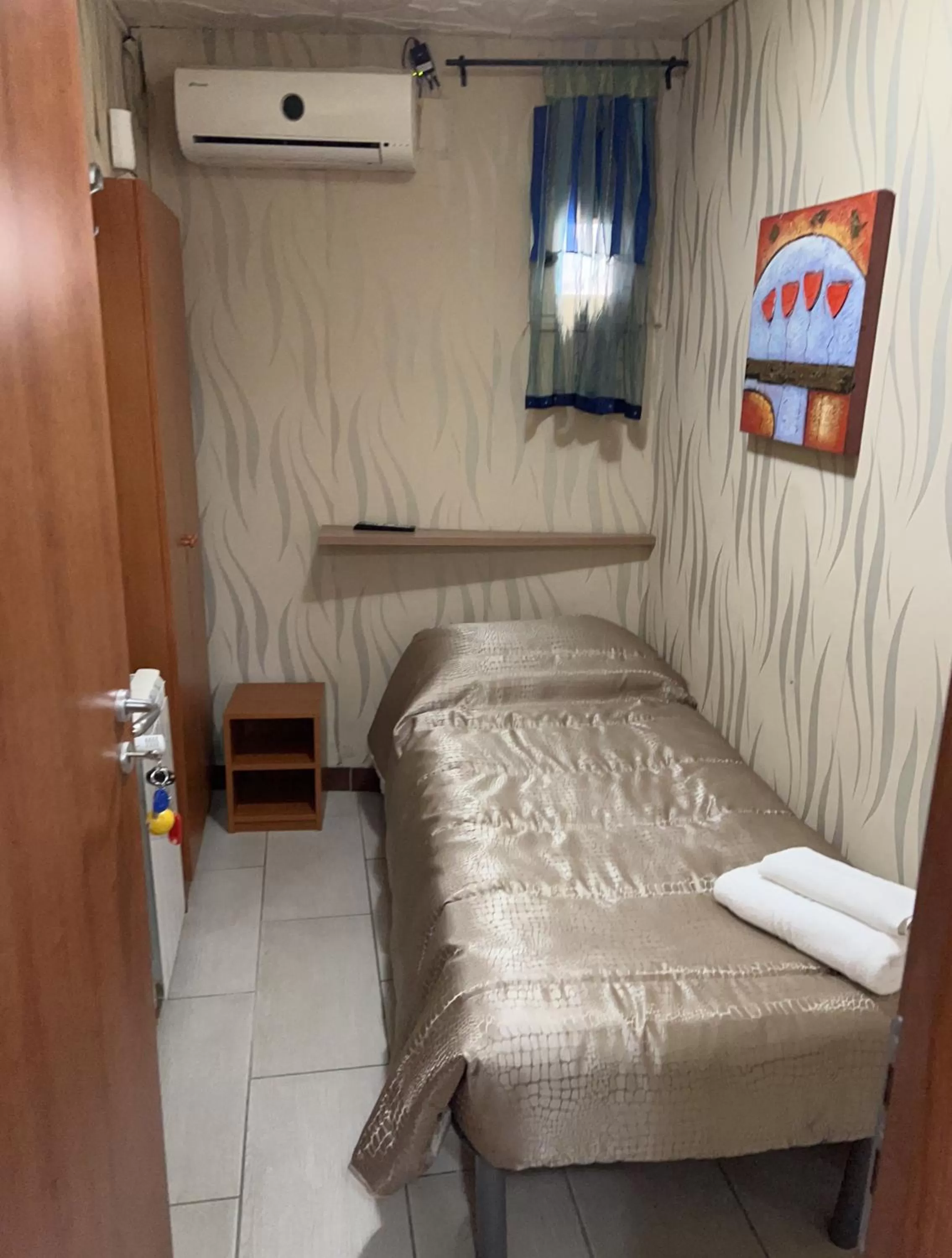 Photo of the whole room, Bed in Golden Dreams B&B