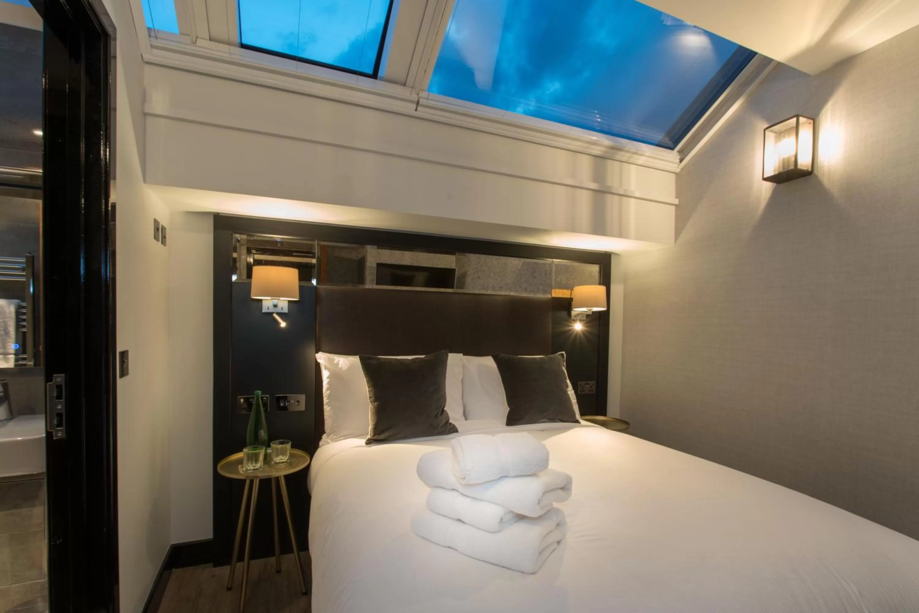 Bed in Camden Enterprise Hotel