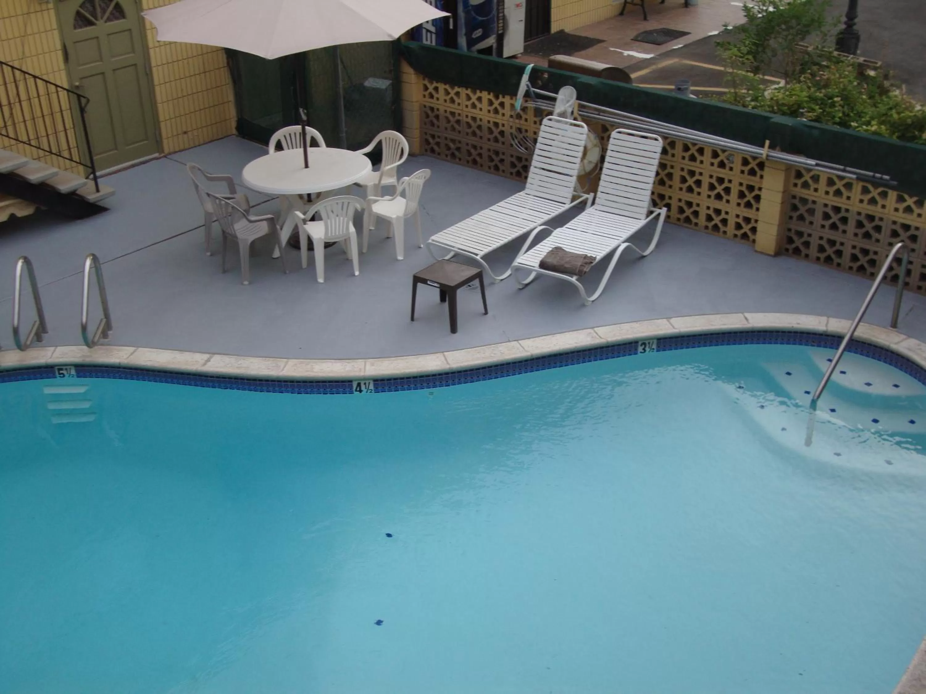 Swimming pool in Townhouse Inn and Suites