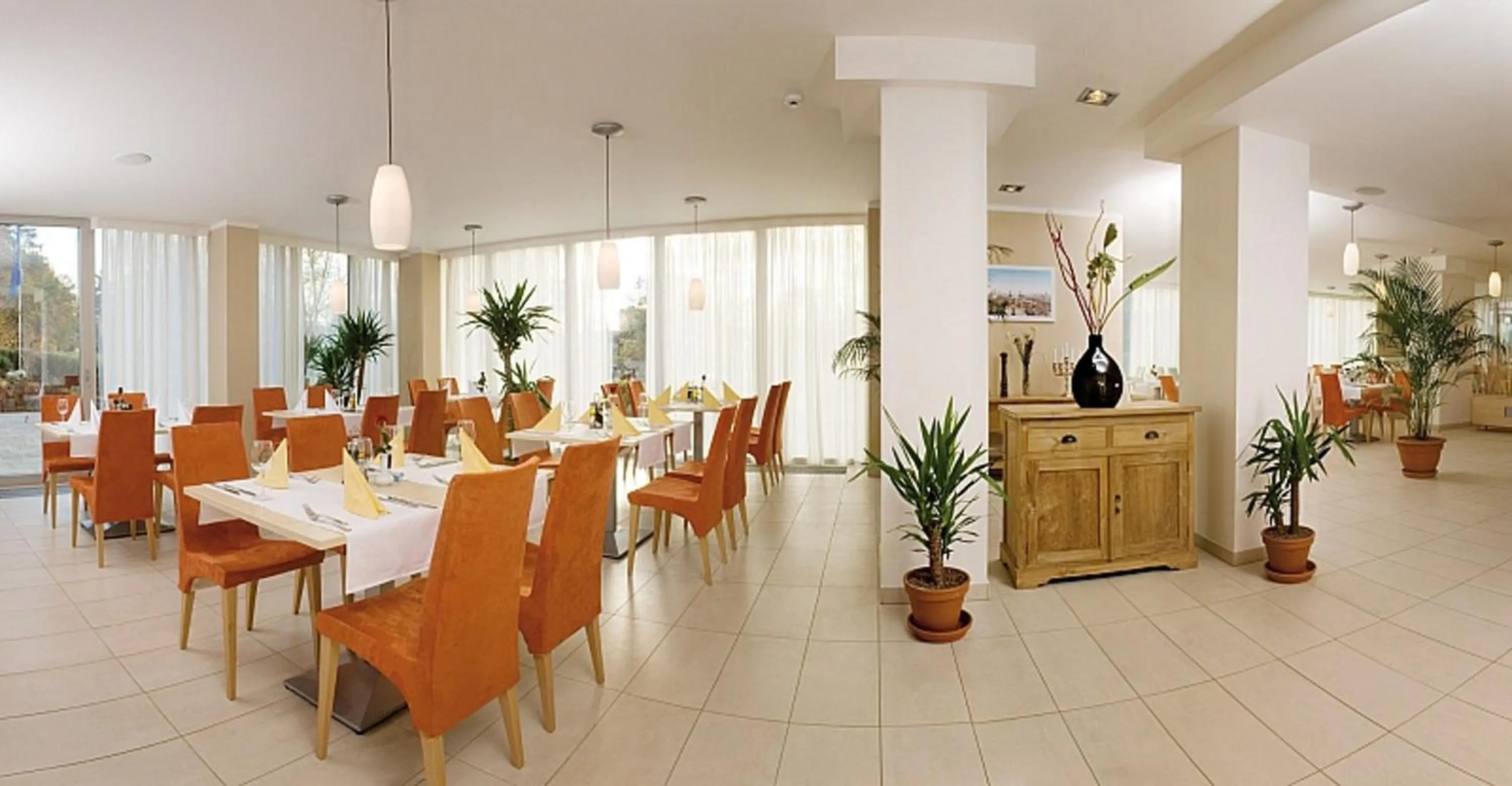 Restaurant/places to eat in Hotel Michael