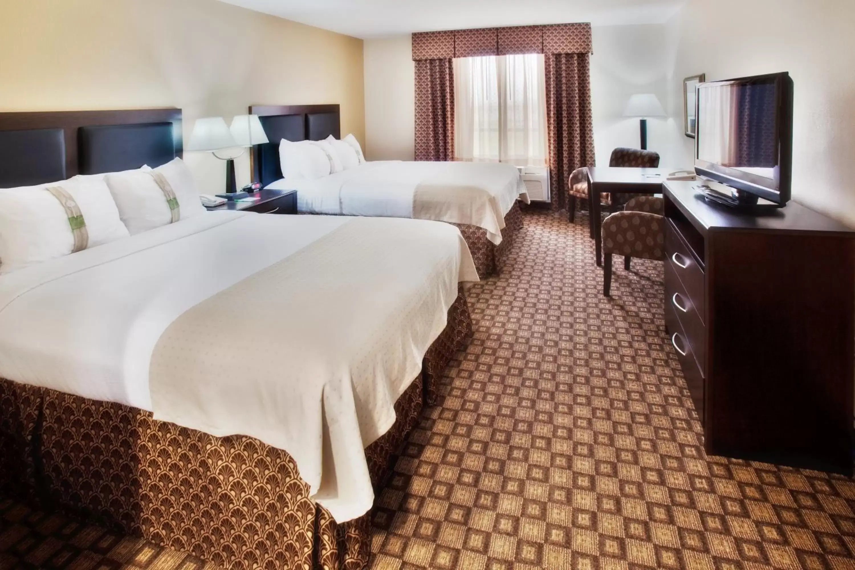 Queen Room with Two Queen Beds with Roll in Shower - Hearing Accessible/Non-Smoking in Holiday Inn Quincy, an IHG Hotel Queen Room with Two Queen Beds with Roll in Shower - Hearing Accessible/Non-Smoking in Holiday Inn Quincy, an IHG Hotel