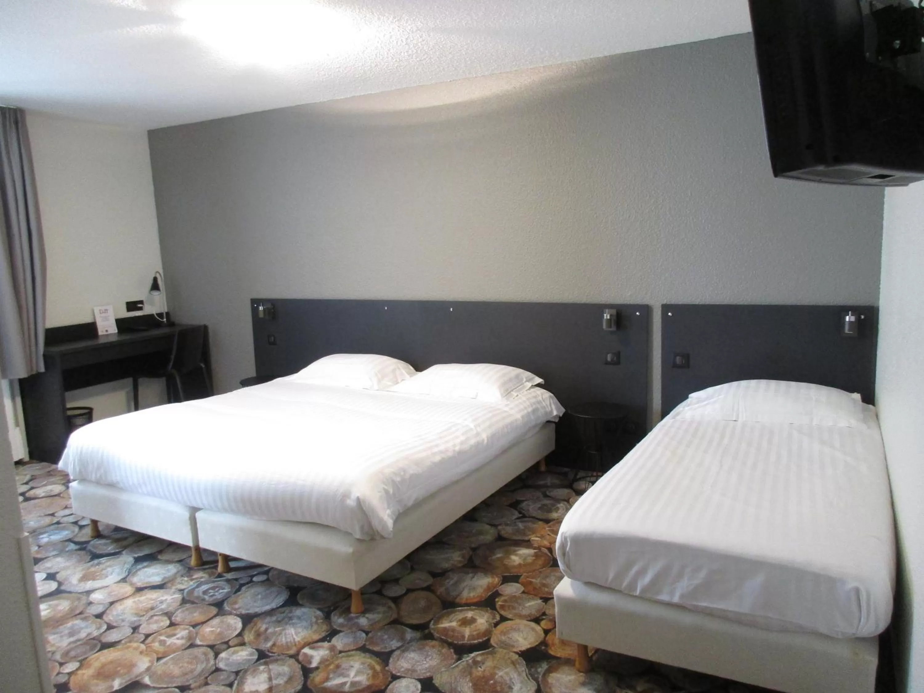 Photo of the whole room, Bed in CIT'HÔTEL LE DAV Clermont-Ferrand Centre