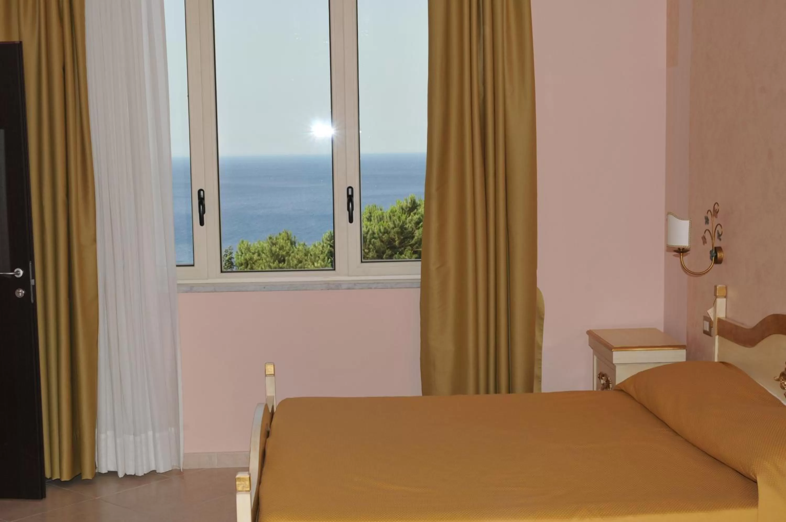 Photo of the whole room in Hotel Scilla